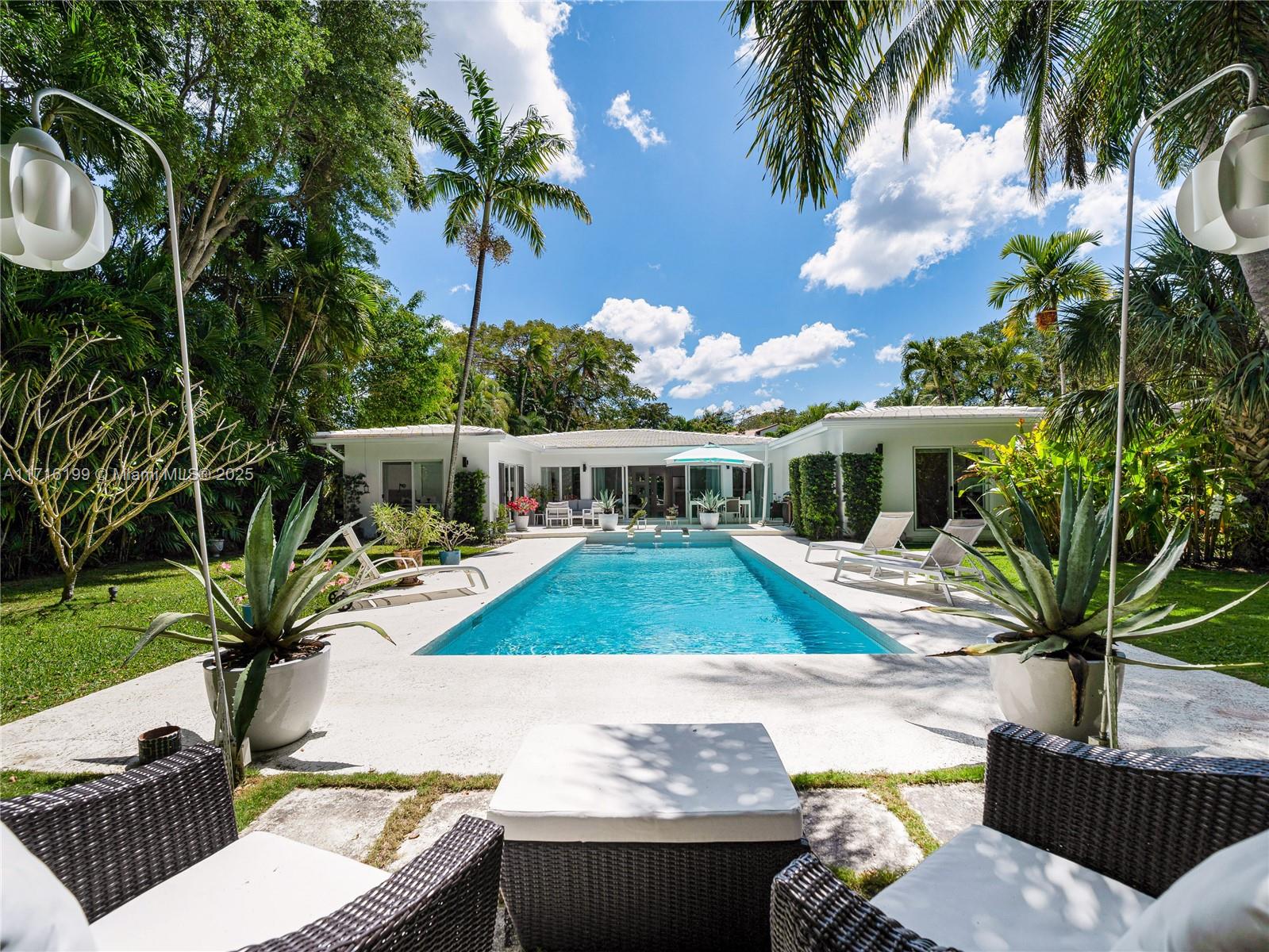 COCONUT GROVE MANOR - Residential