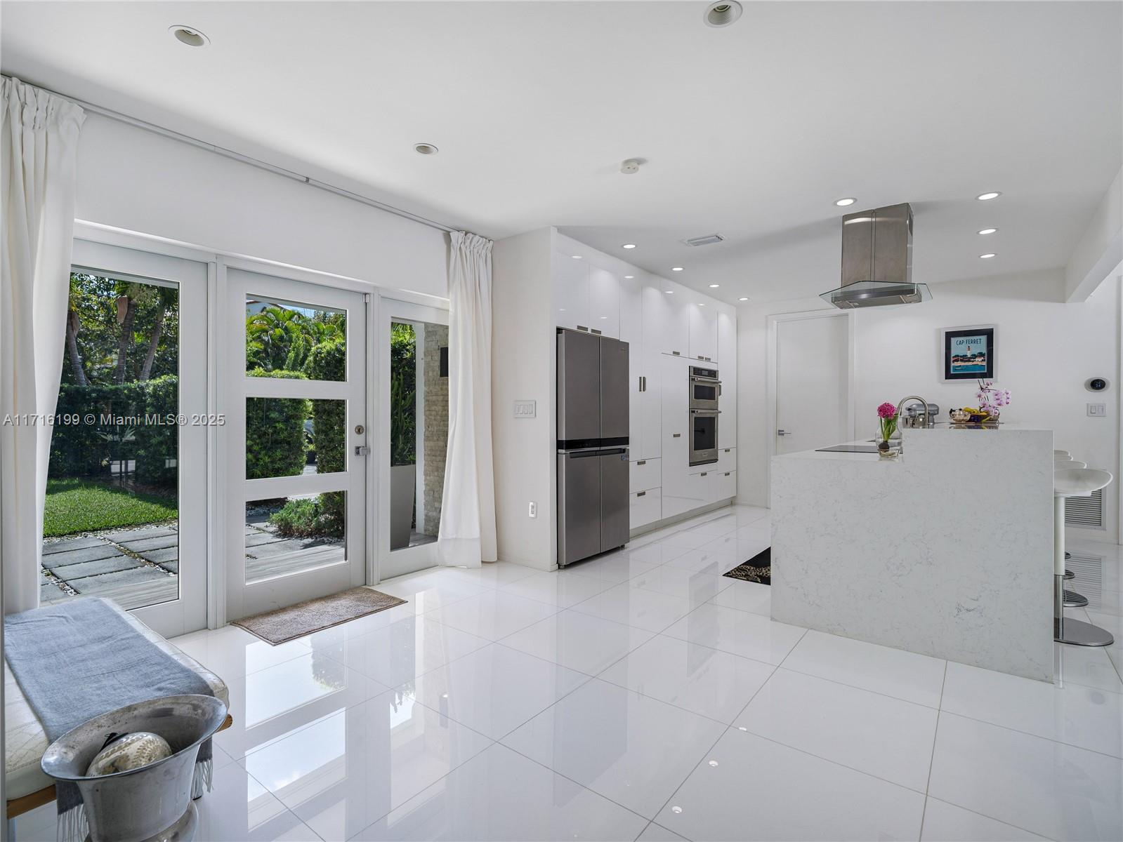 COCONUT GROVE MANOR - Residential