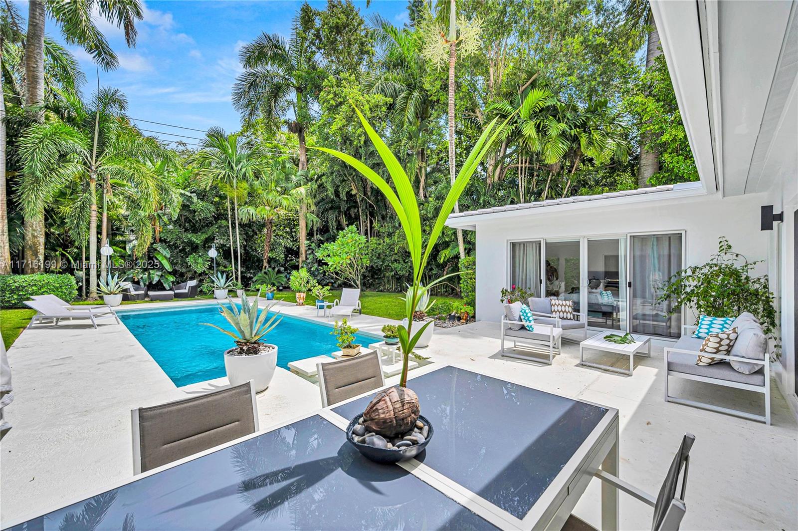 COCONUT GROVE MANOR - Residential