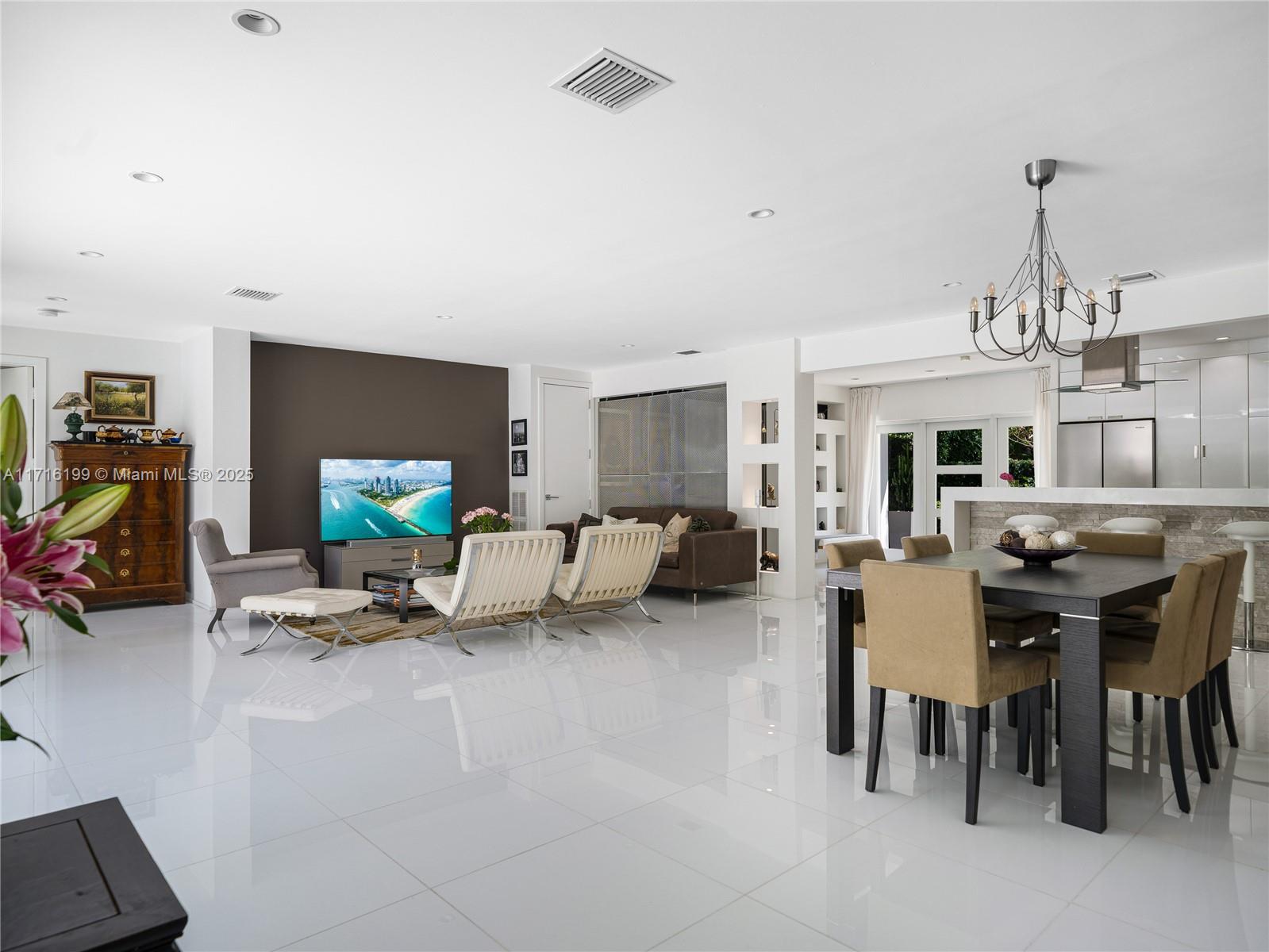 COCONUT GROVE MANOR - Residential