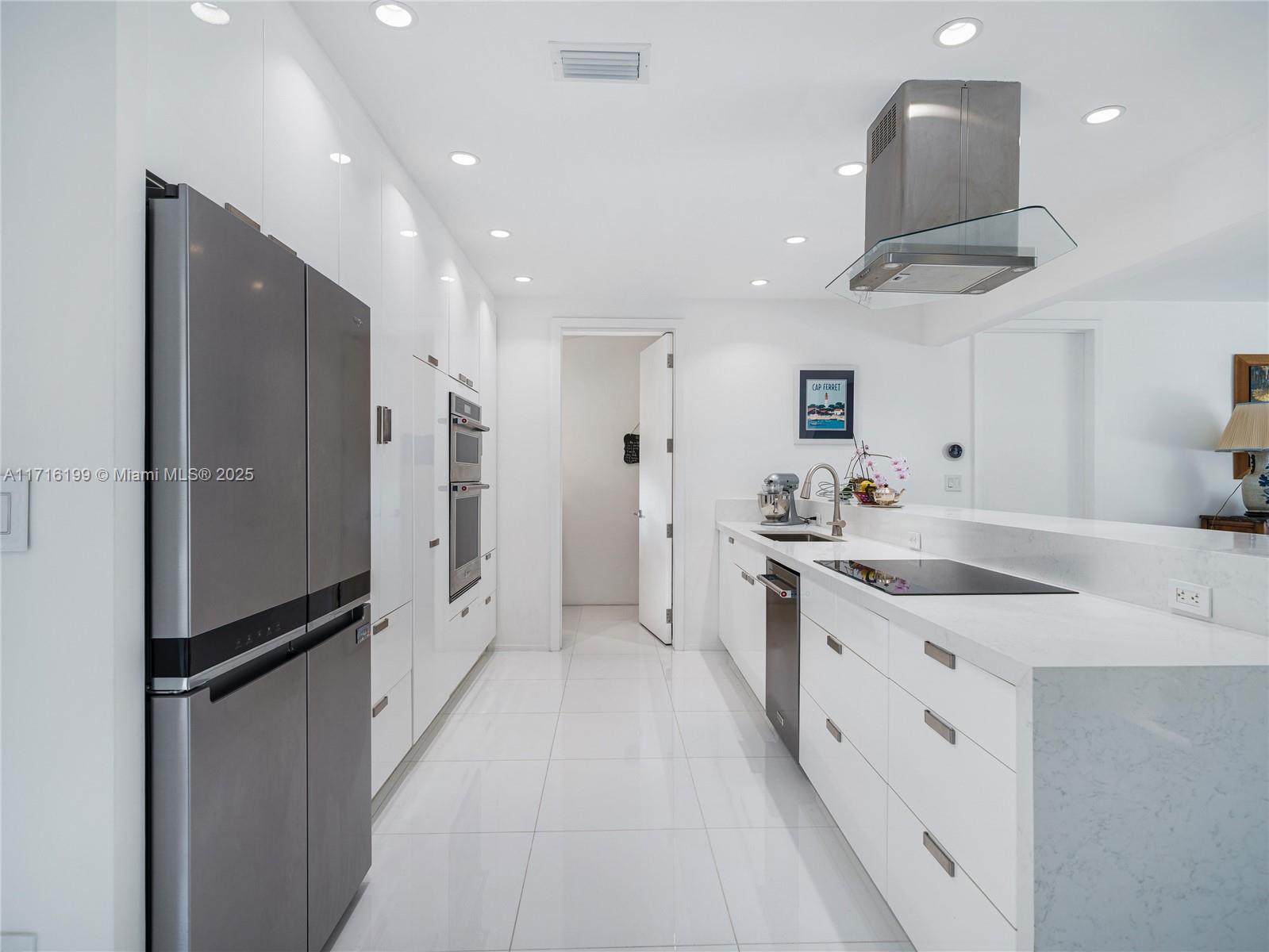 COCONUT GROVE MANOR - Residential