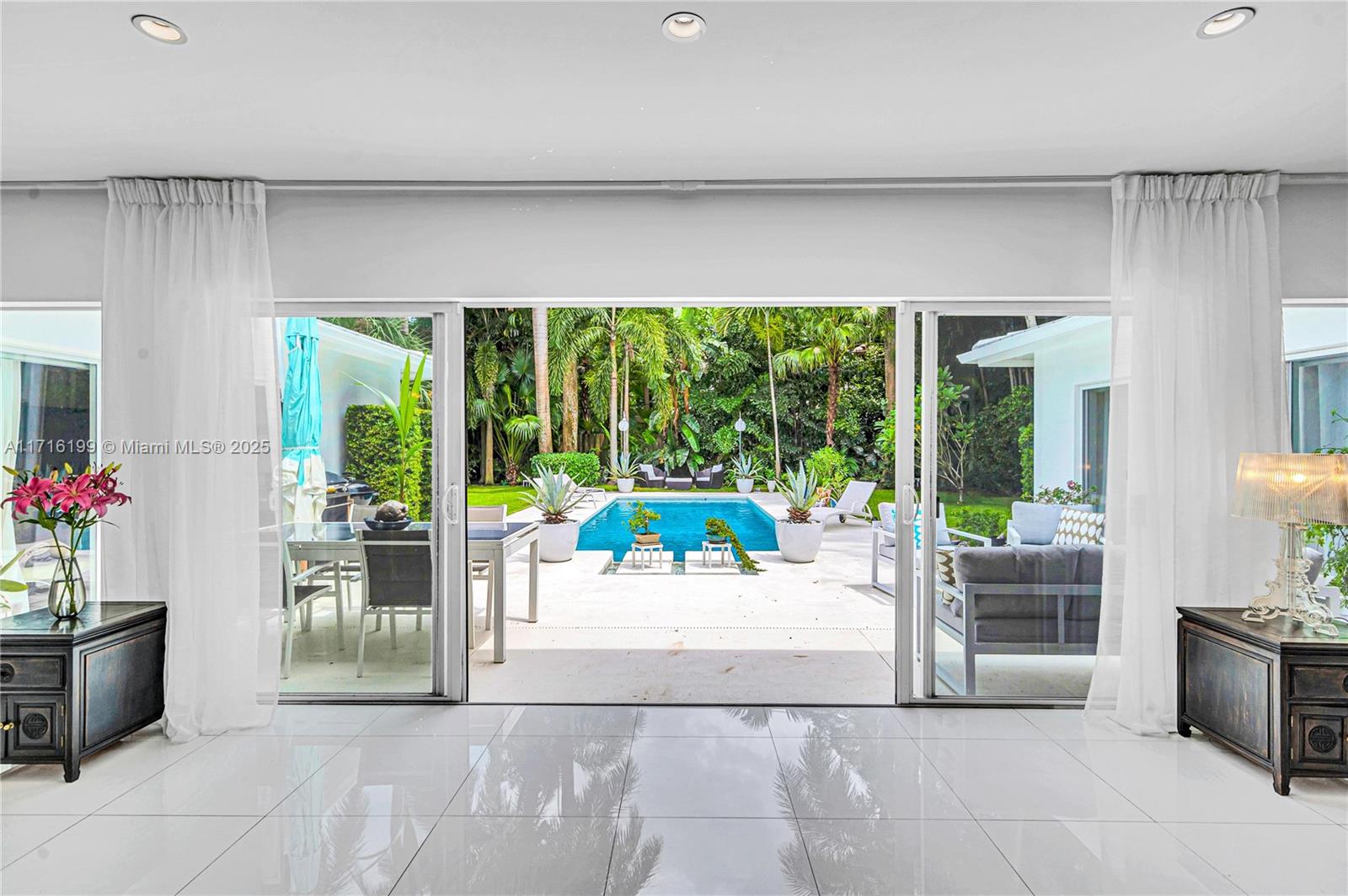 COCONUT GROVE MANOR - Residential