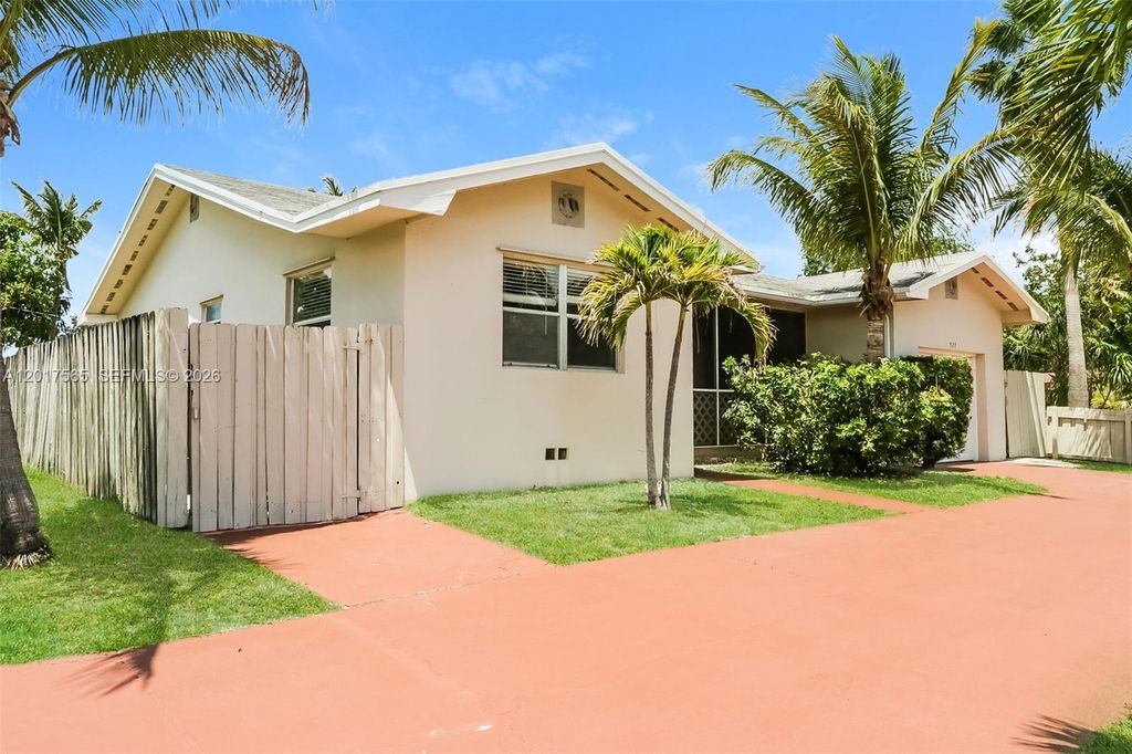 Photo of 727 S Pine St, Lake Worth, FL 33460 (MLS # A12017565)