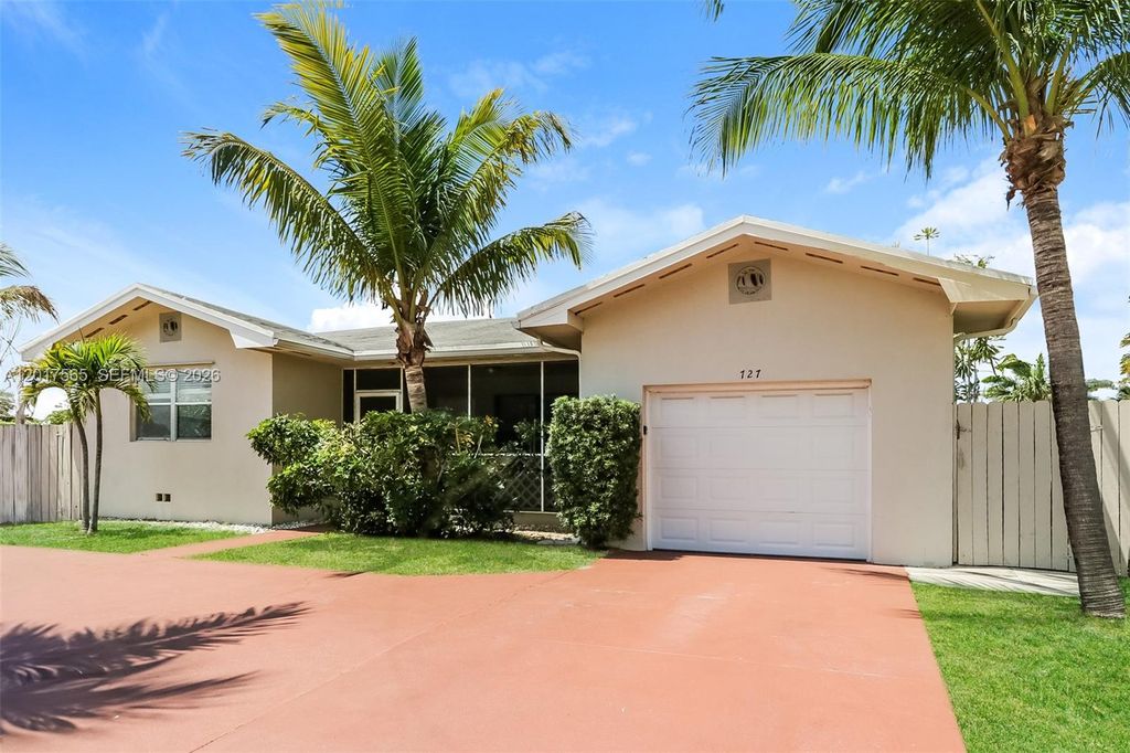 Photo of 727 S Pine St, Lake Worth, FL 33460 (MLS # A12017565)
