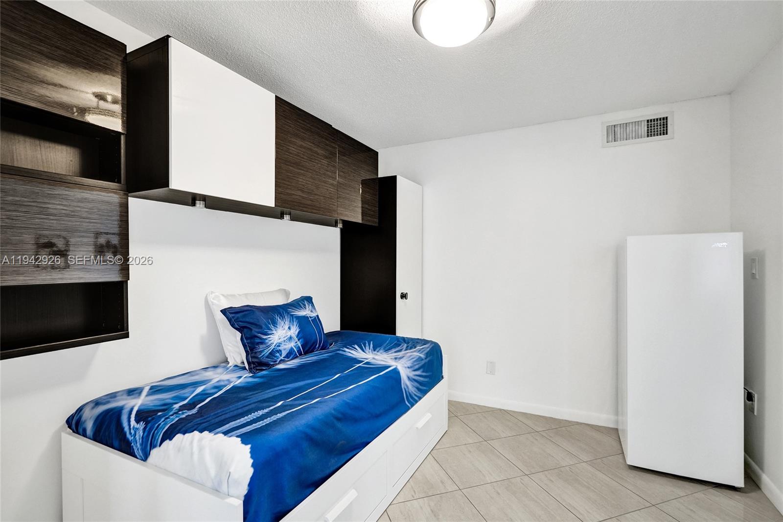 PLAZA TOWERS SOUTH CONDO - Residential