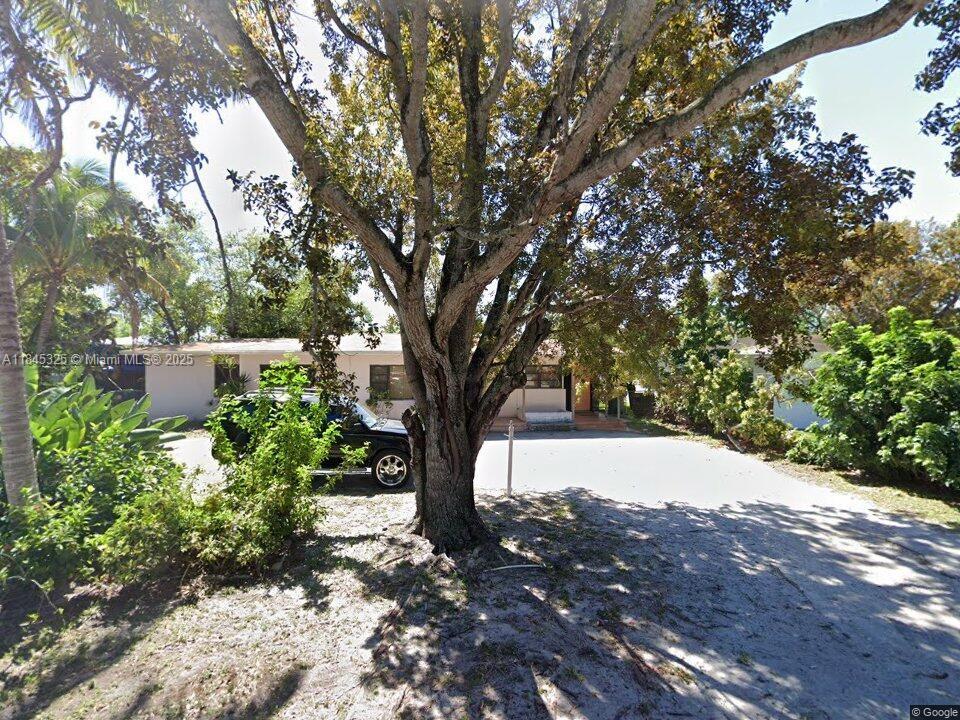 Beautiful investment property sit on a circular drive way. Located near public schools. Spacious back yard for kids
and pets. The neighborhood is quiet and neighbors are friendly. Ready for purchase.