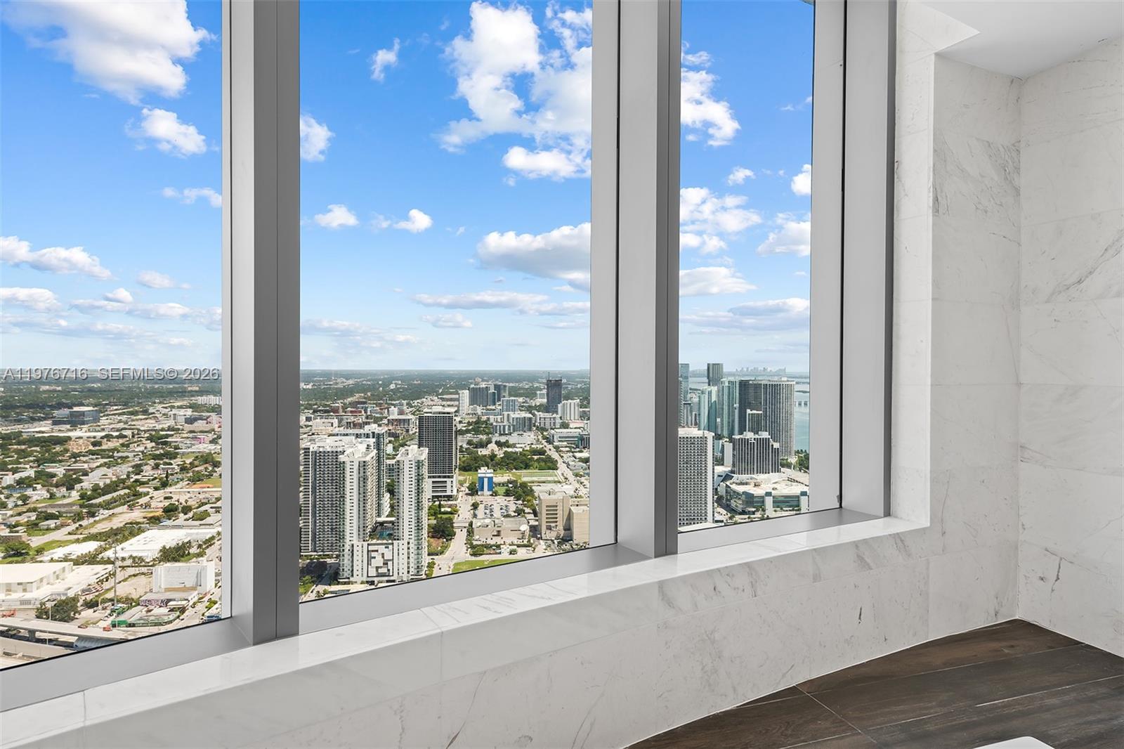 PARAMOUNT MIAMI WORLDCENT - Residential Lease