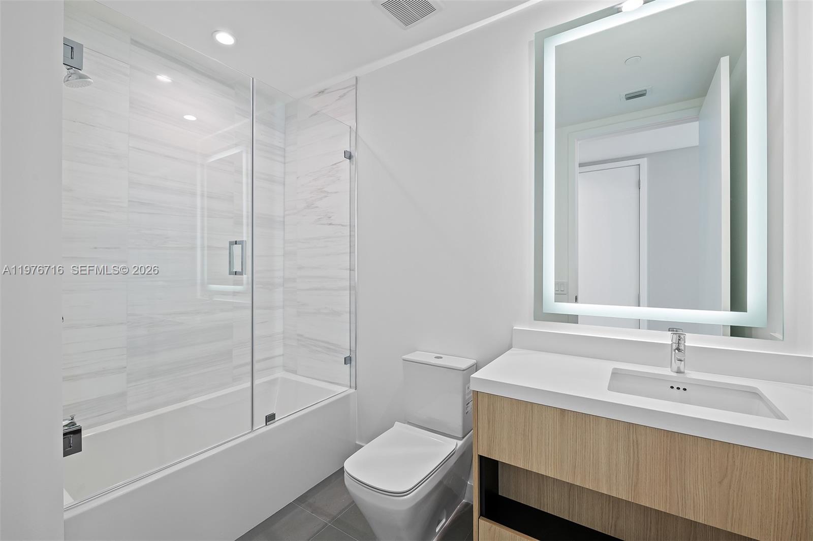 PARAMOUNT MIAMI WORLDCENT - Residential Lease