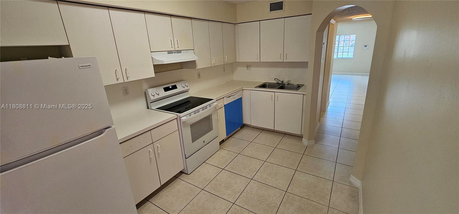 VISTA ALEGRE TOWNHOMES VI - Residential Lease
