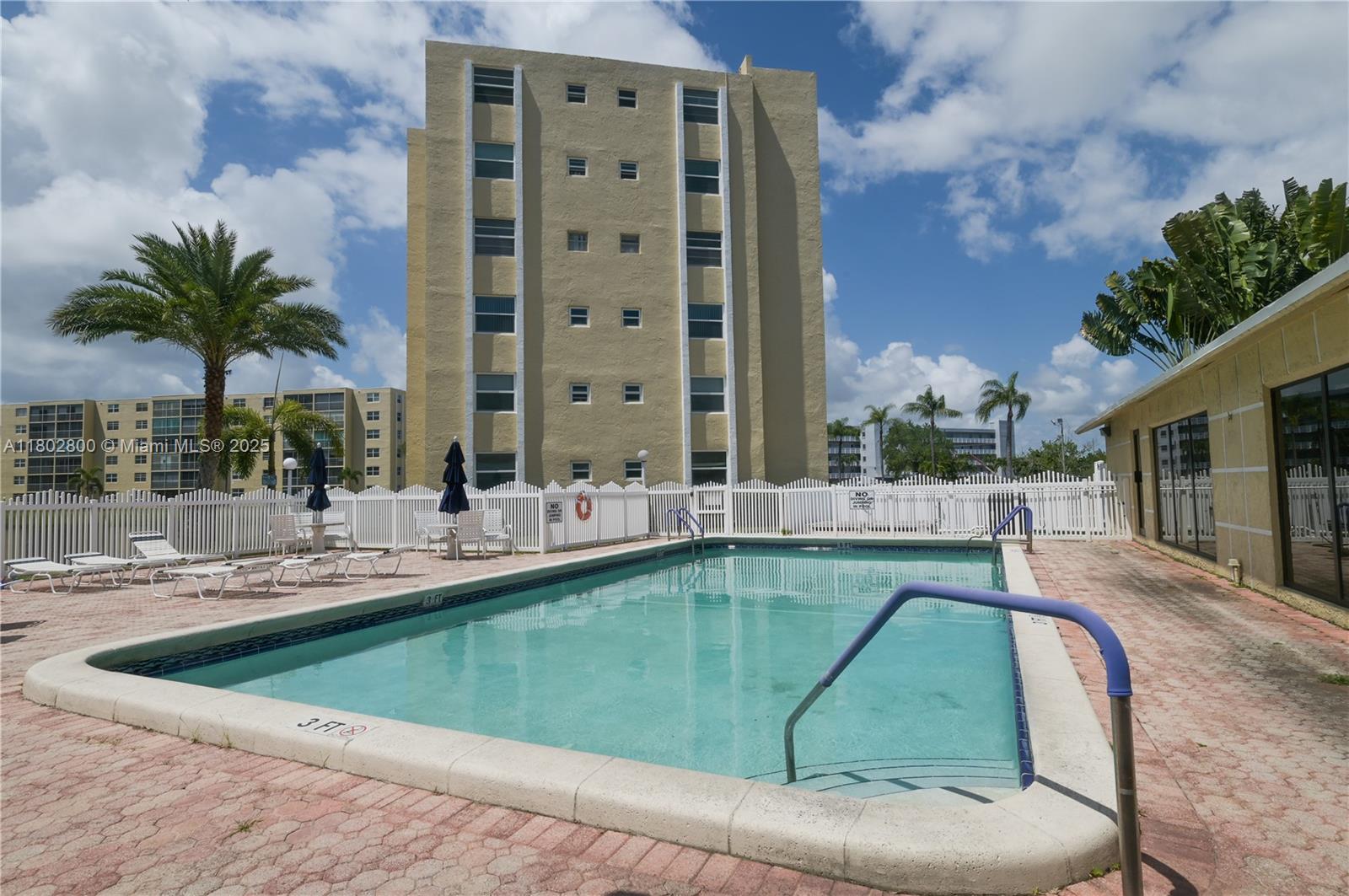 MEADOWBROOK LAKES VIEW CO - Residential