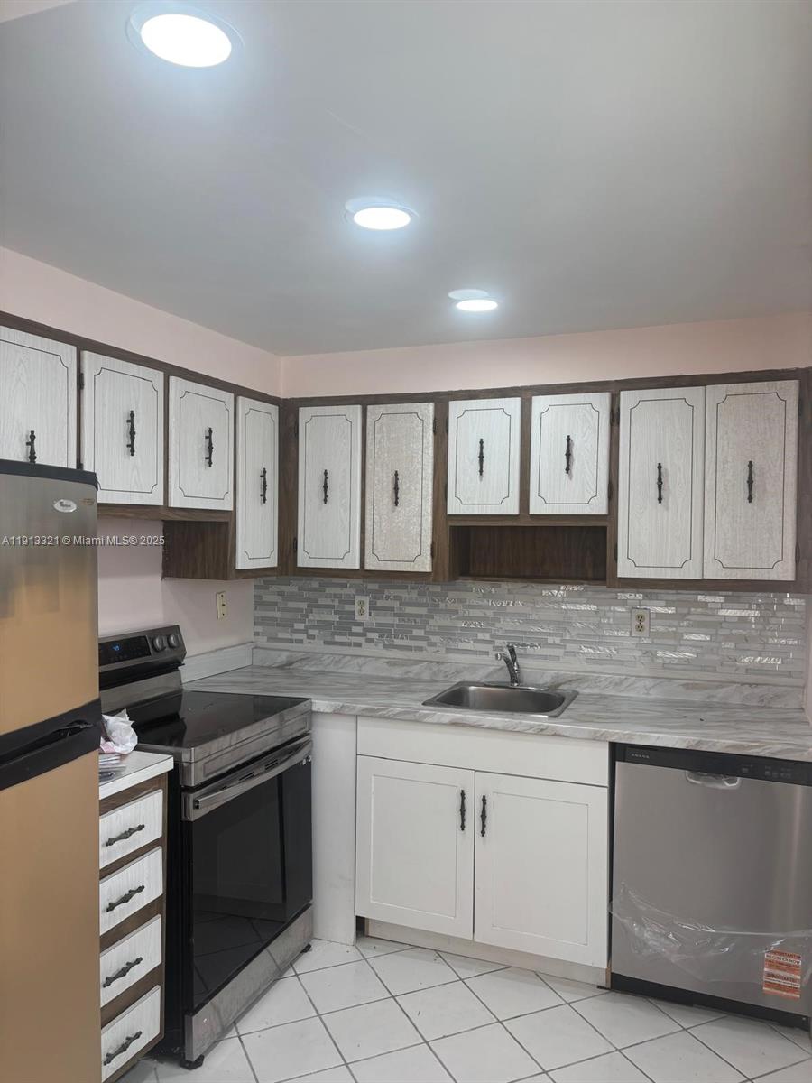 KINGS POINT BURGUNDY COND - Residential