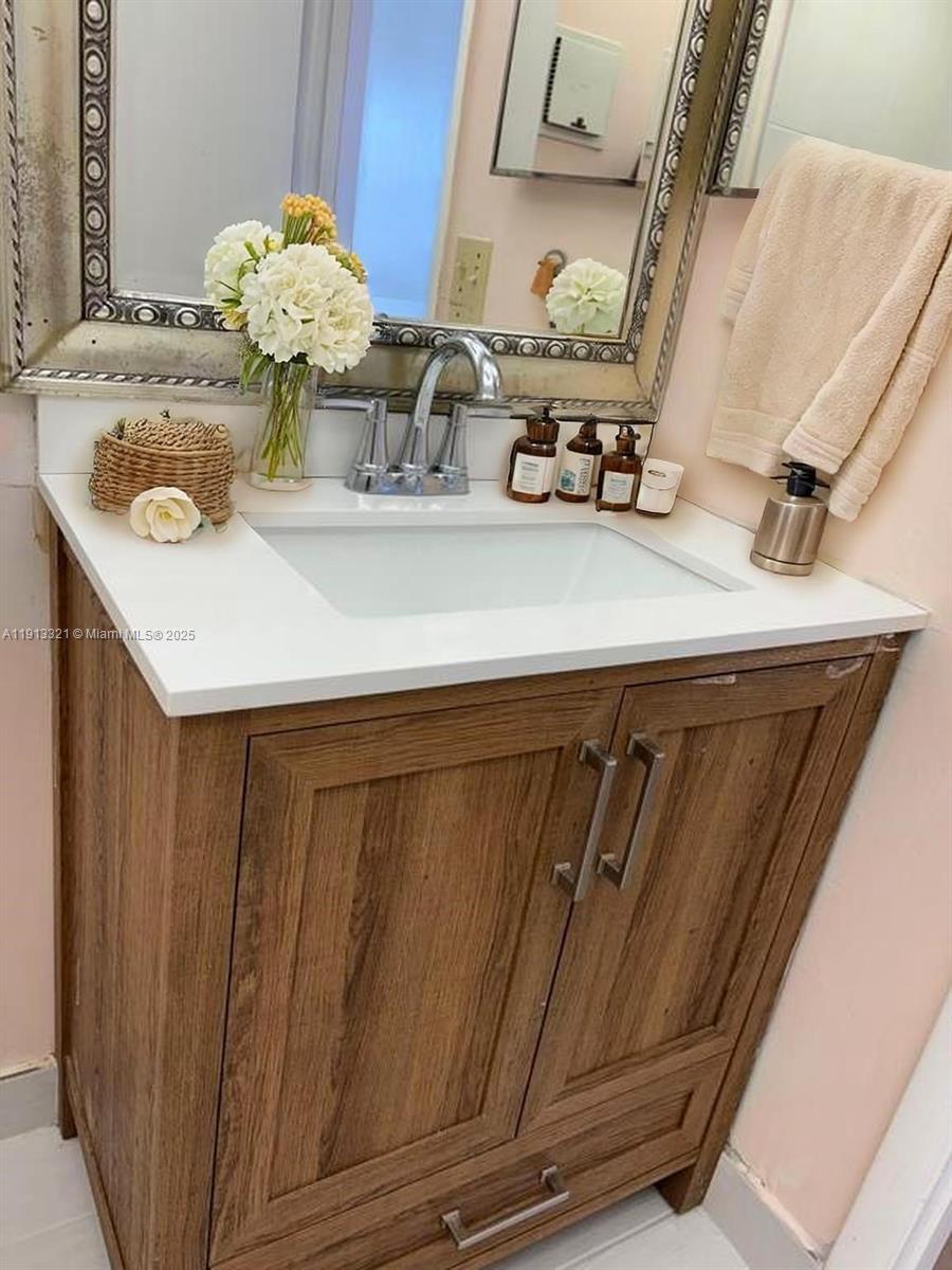 KINGS POINT BURGUNDY COND - Residential