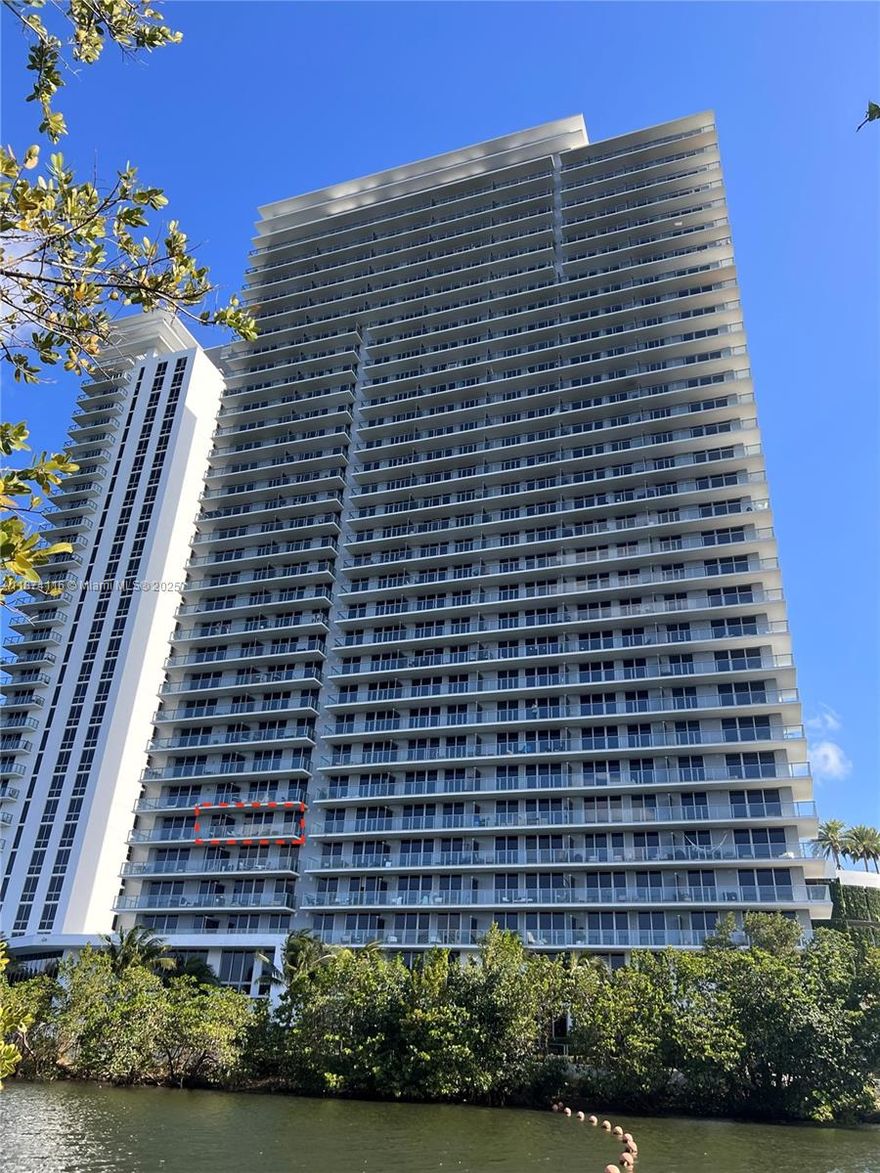 Enjoy the views as you walk into this beautiful unit at The Harbour / Private elevator and foyer / 2 beds / 2 baths + Den / 1,108 sq. ft. / Italian Kitchen, with top of the line appliances / This low floor unit will bring you to admire all nature around you and high enough to get lost in the views. Five star amenities include state of the art Gym and Spa, soccer/tennis/basketball courts, playground with water feature, BBQ area, private beach like water access for paddle board, kayaks and much more.