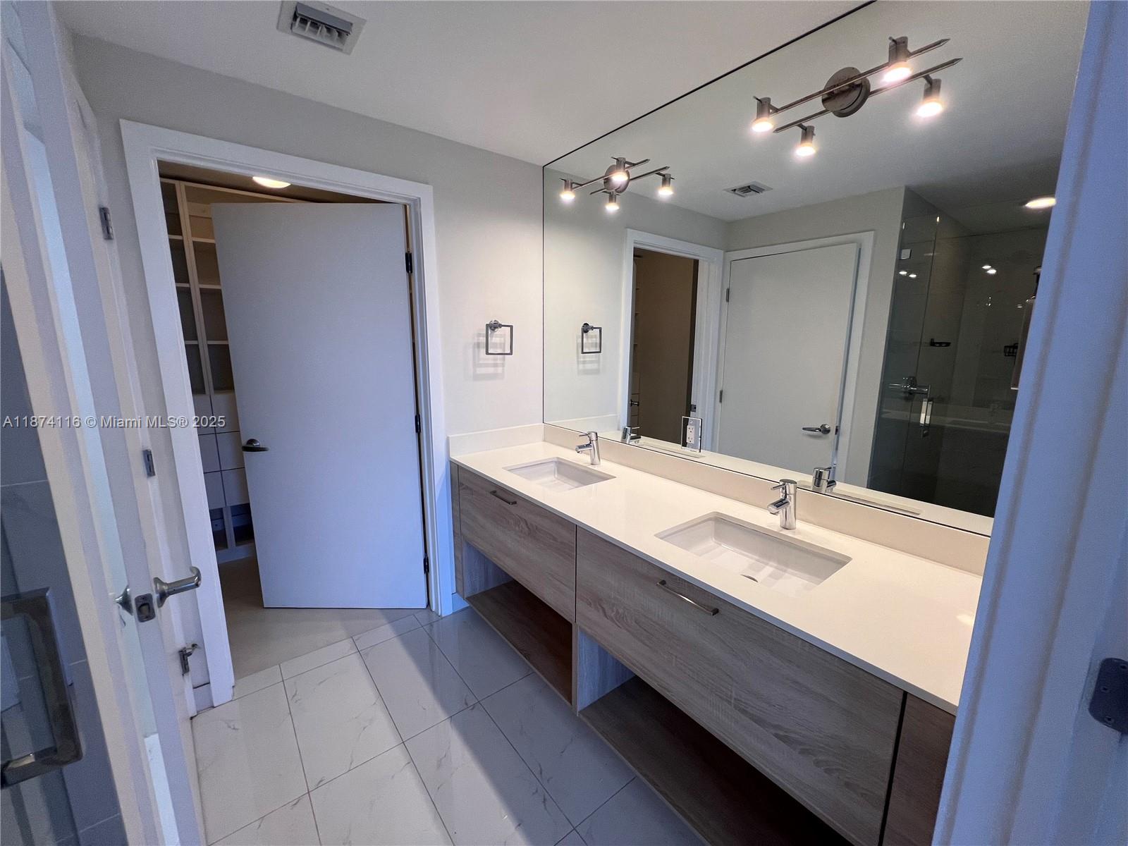 THE HARBOUR NORTH CONDO - Residential Lease