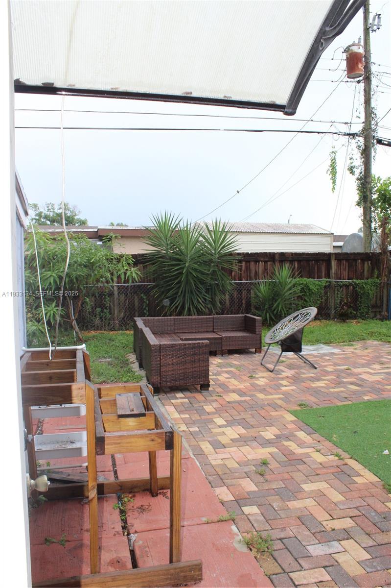 PALM LANE VILLA NO 4 - Residential Lease