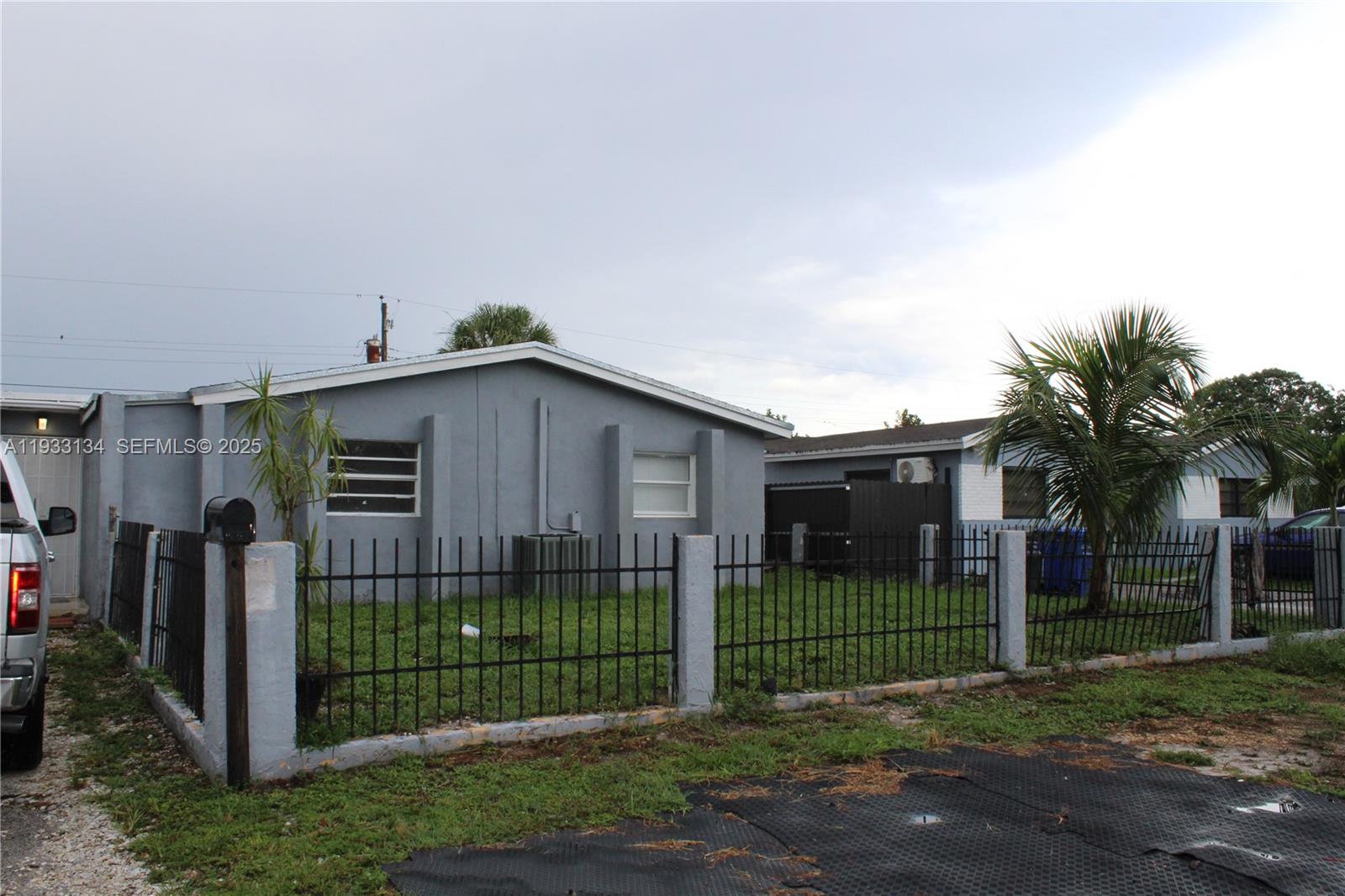 PALM LANE VILLA NO 4 - Residential Lease