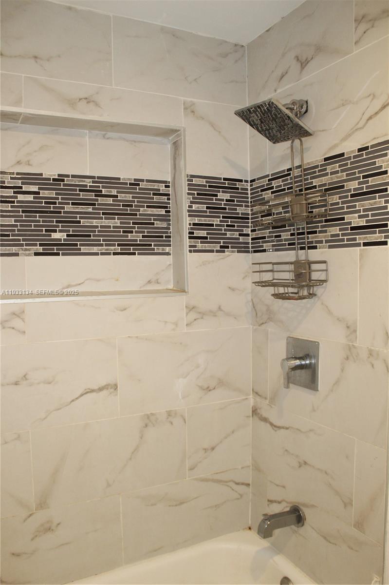 PALM LANE VILLA NO 4 - Residential Lease