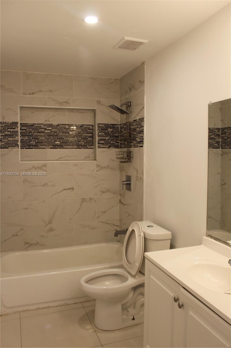 PALM LANE VILLA NO 4 - Residential Lease