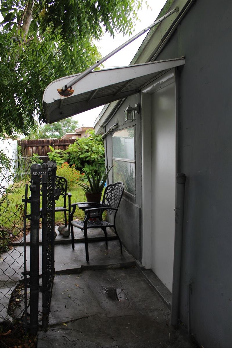 PALM LANE VILLA NO 4 - Residential Lease