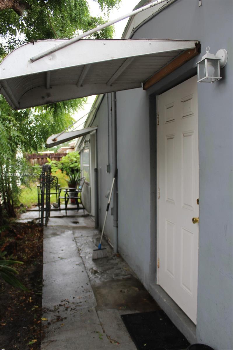 PALM LANE VILLA NO 4 - Residential Lease