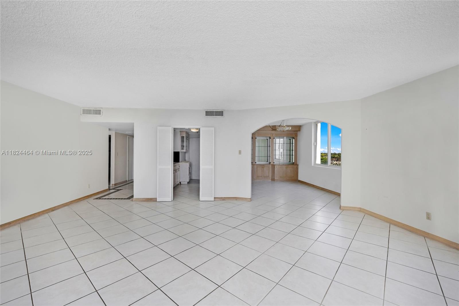5401 Collins Ave 419