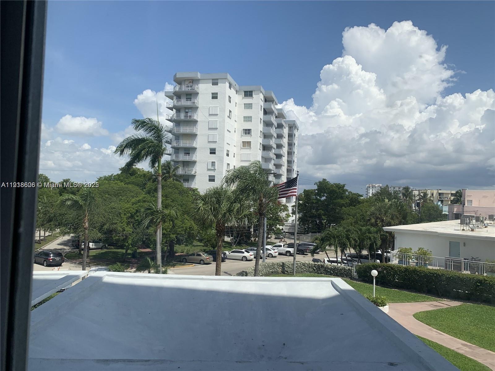 KING COLE CONDO - Residential