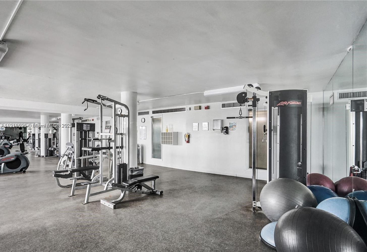 KING COLE CONDO - Residential