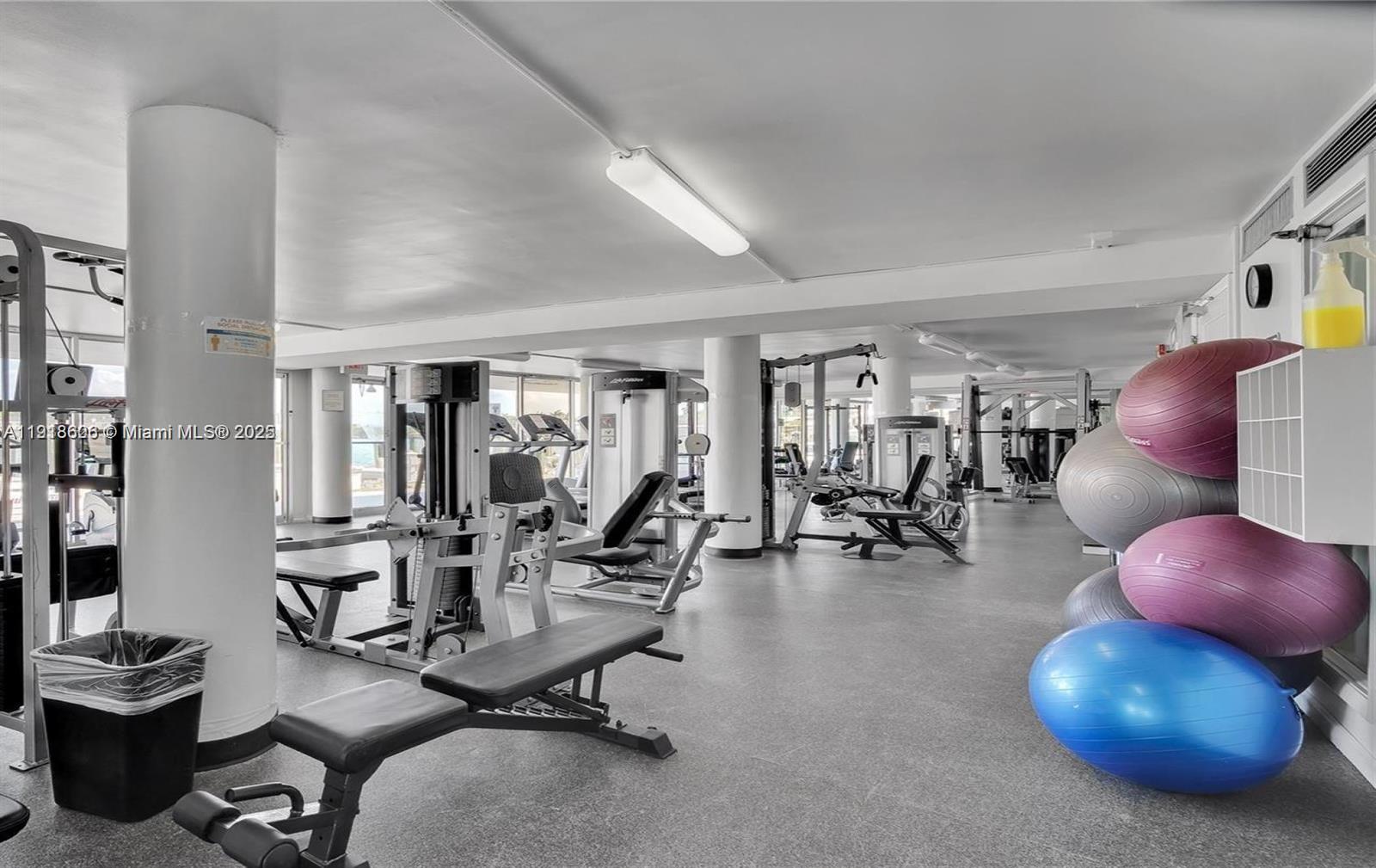 KING COLE CONDO - Residential