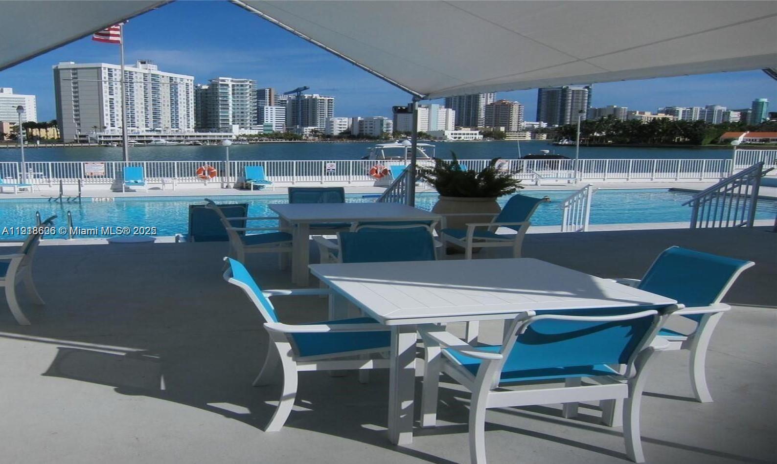 KING COLE CONDO - Residential