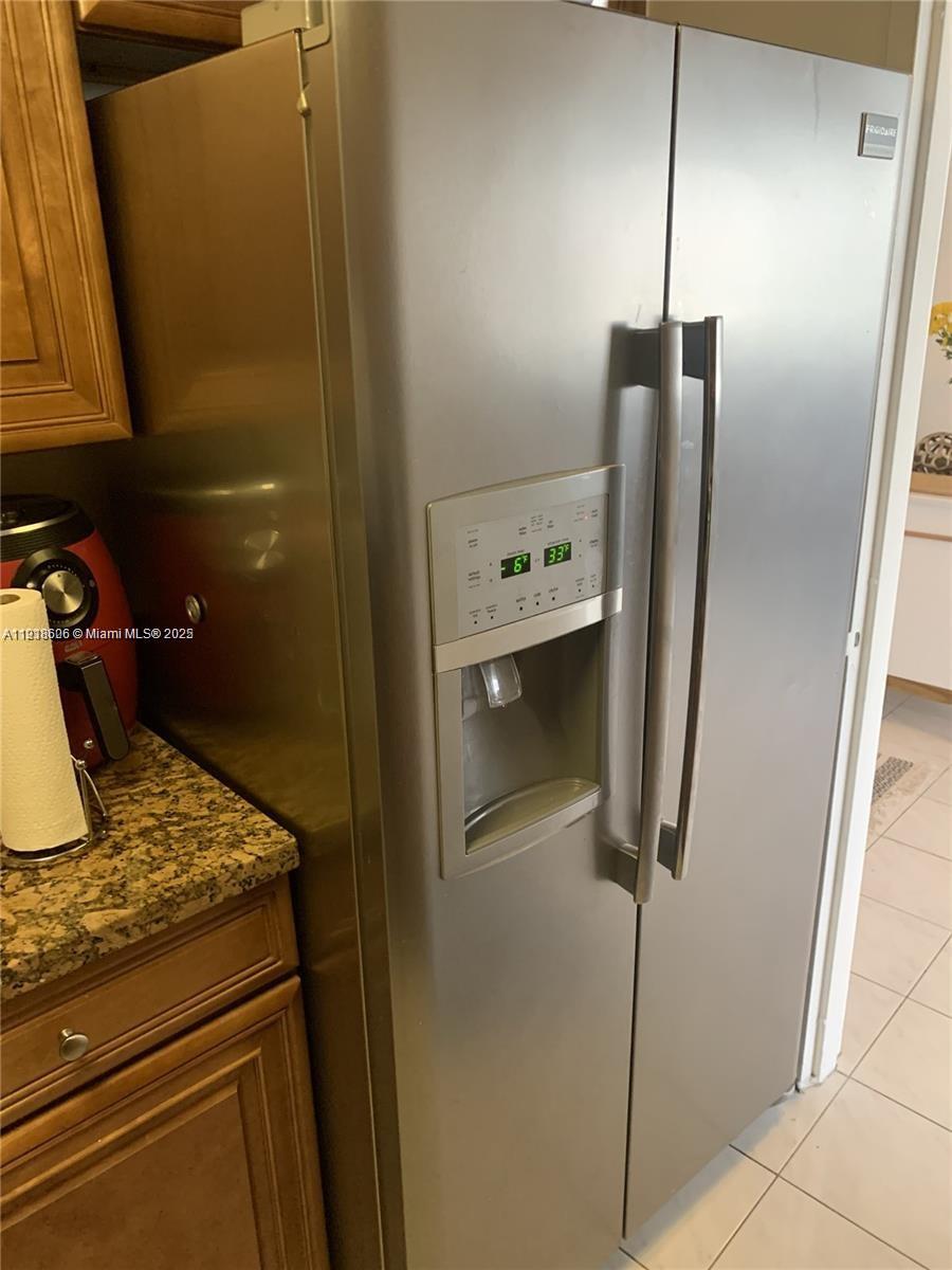 KING COLE CONDO - Residential