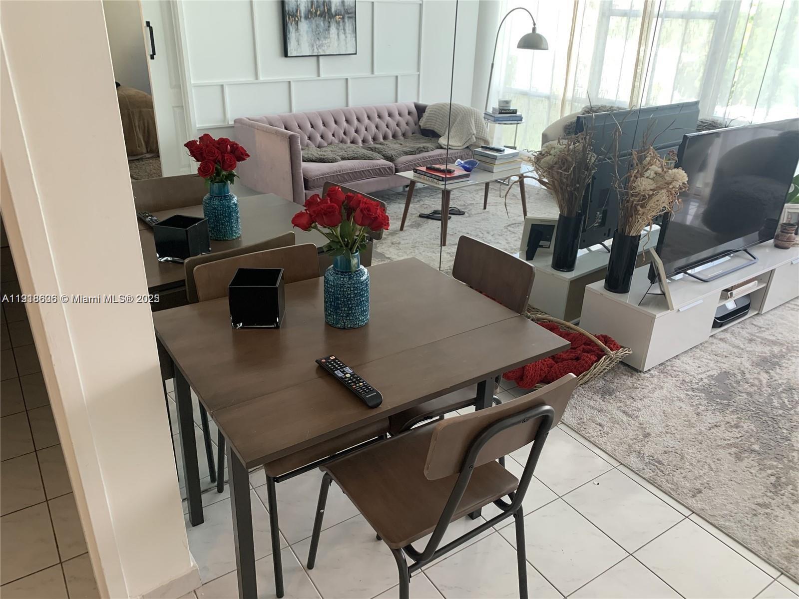 KING COLE CONDO - Residential