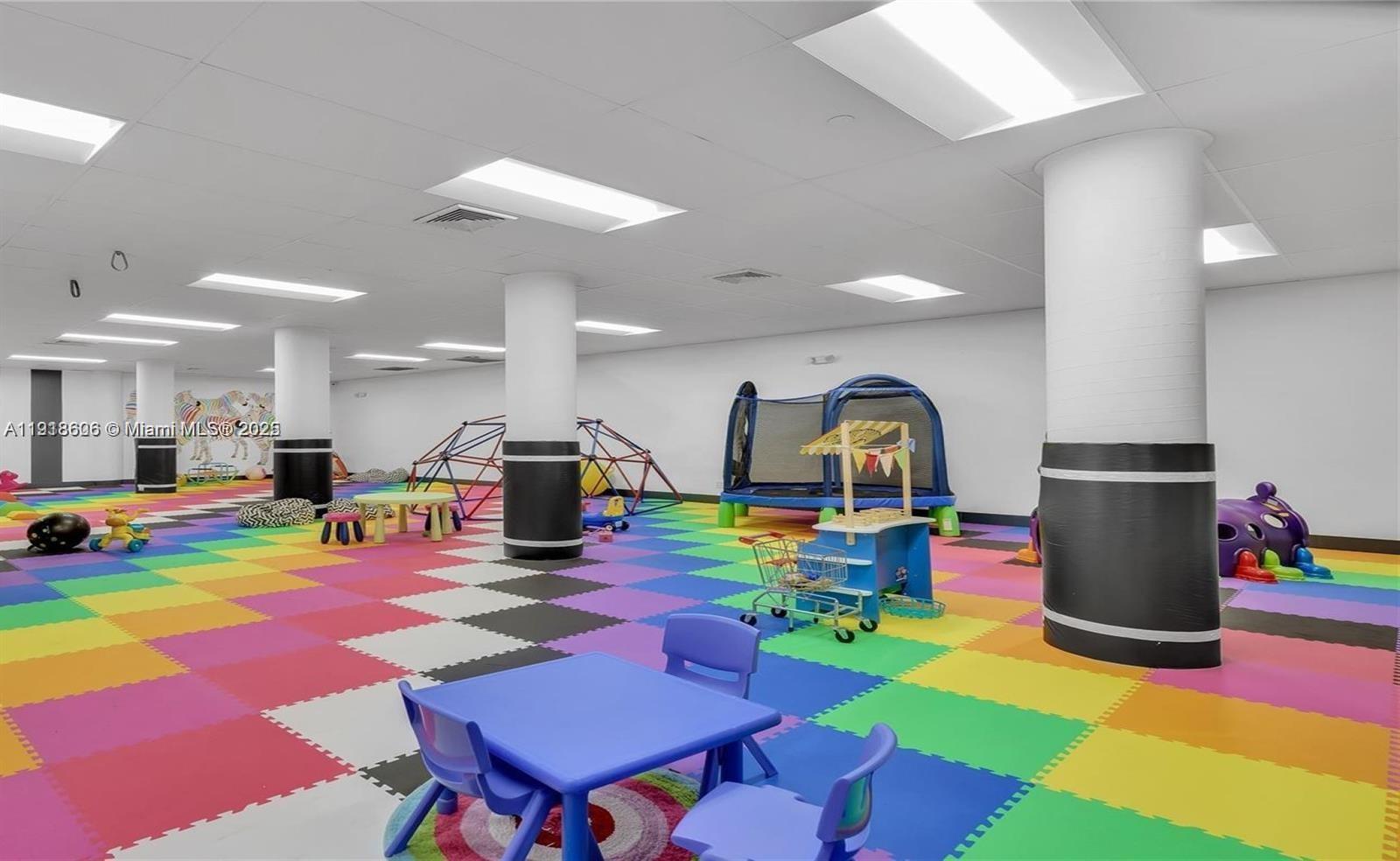 KING COLE CONDO - Residential