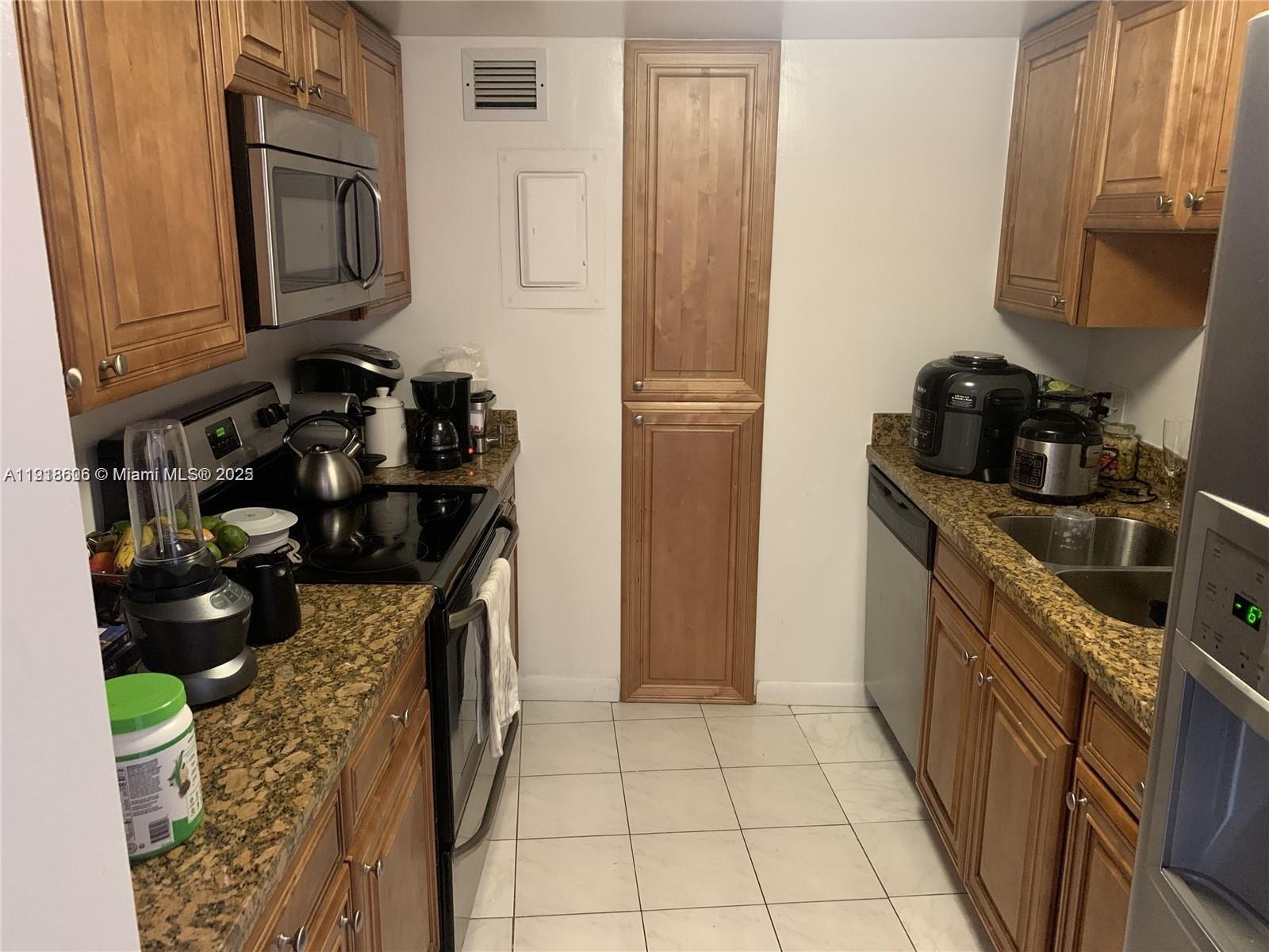 KING COLE CONDO - Residential