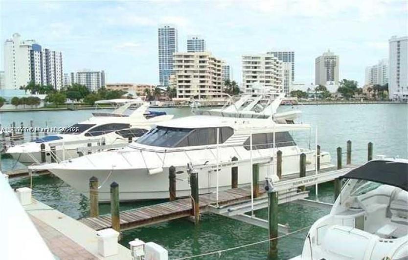 KING COLE CONDO - Residential