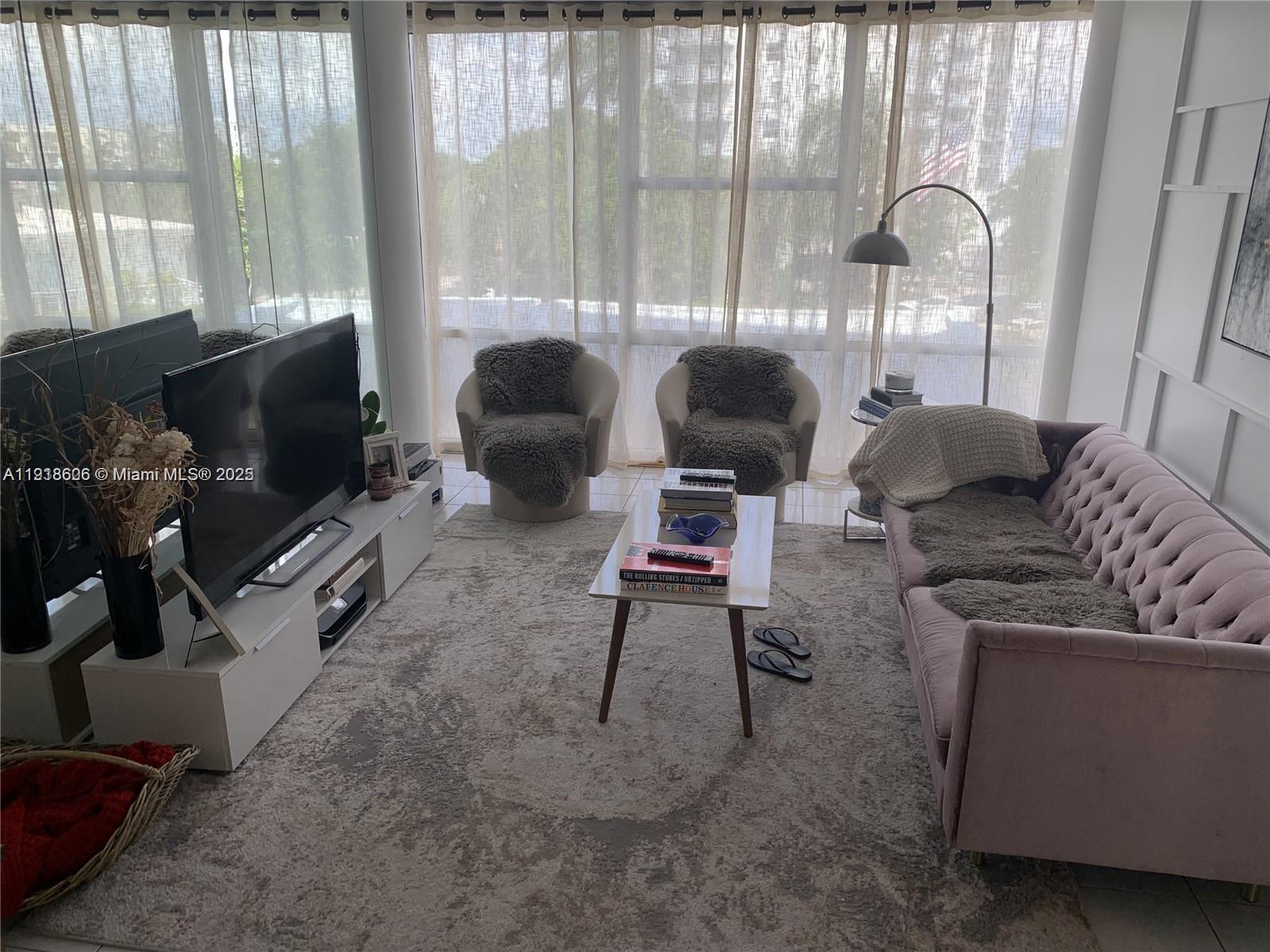 KING COLE CONDO - Residential