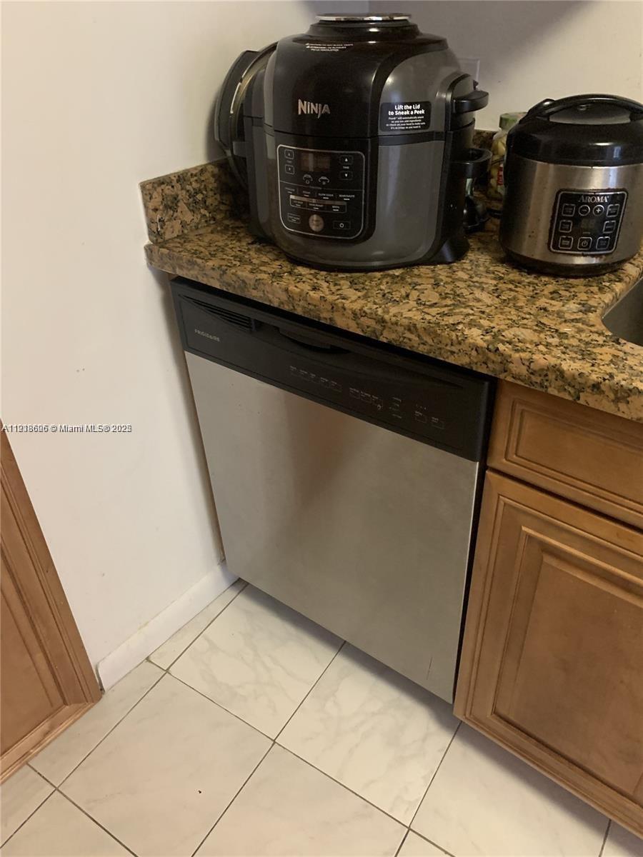 KING COLE CONDO - Residential