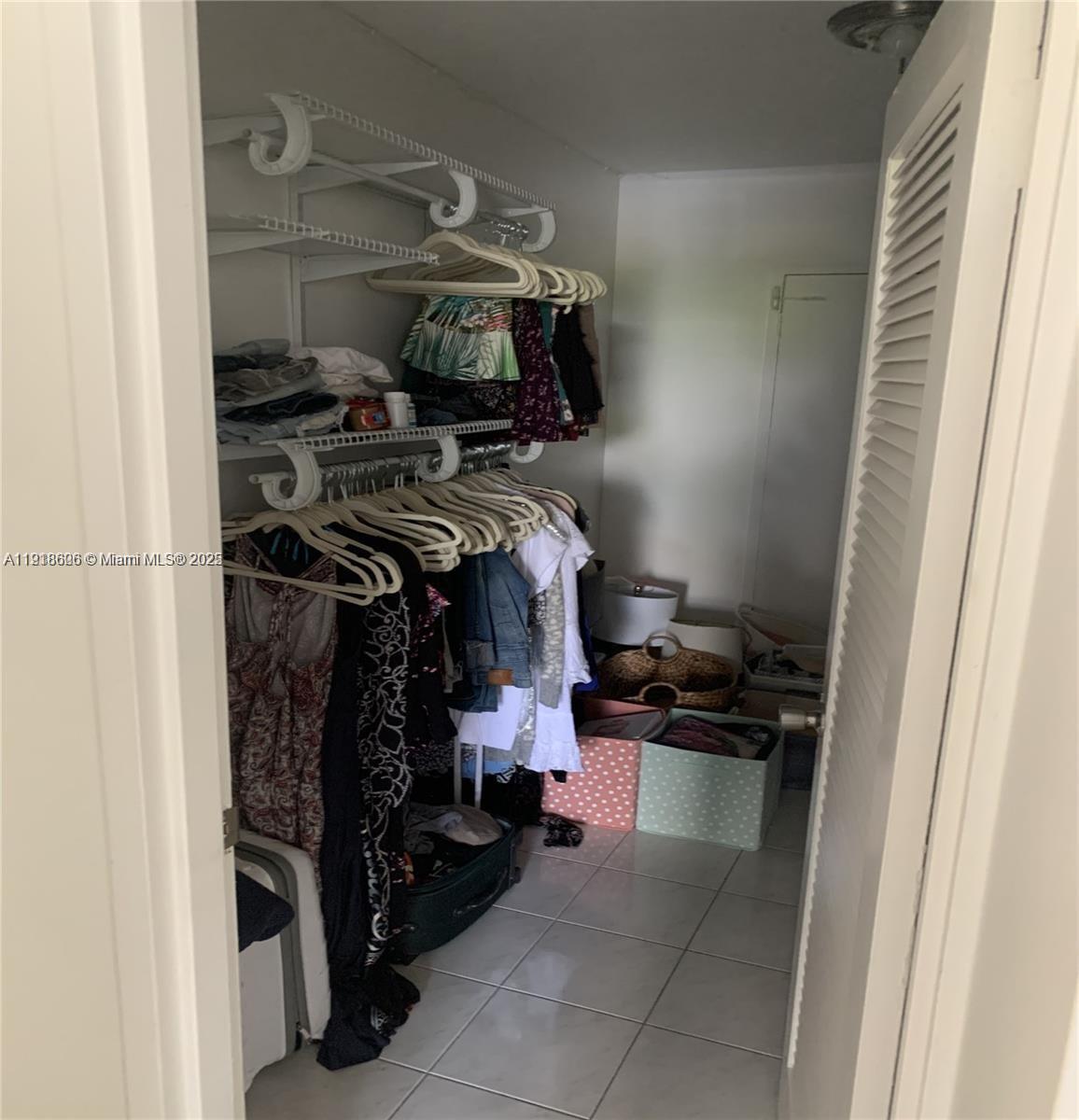 KING COLE CONDO - Residential