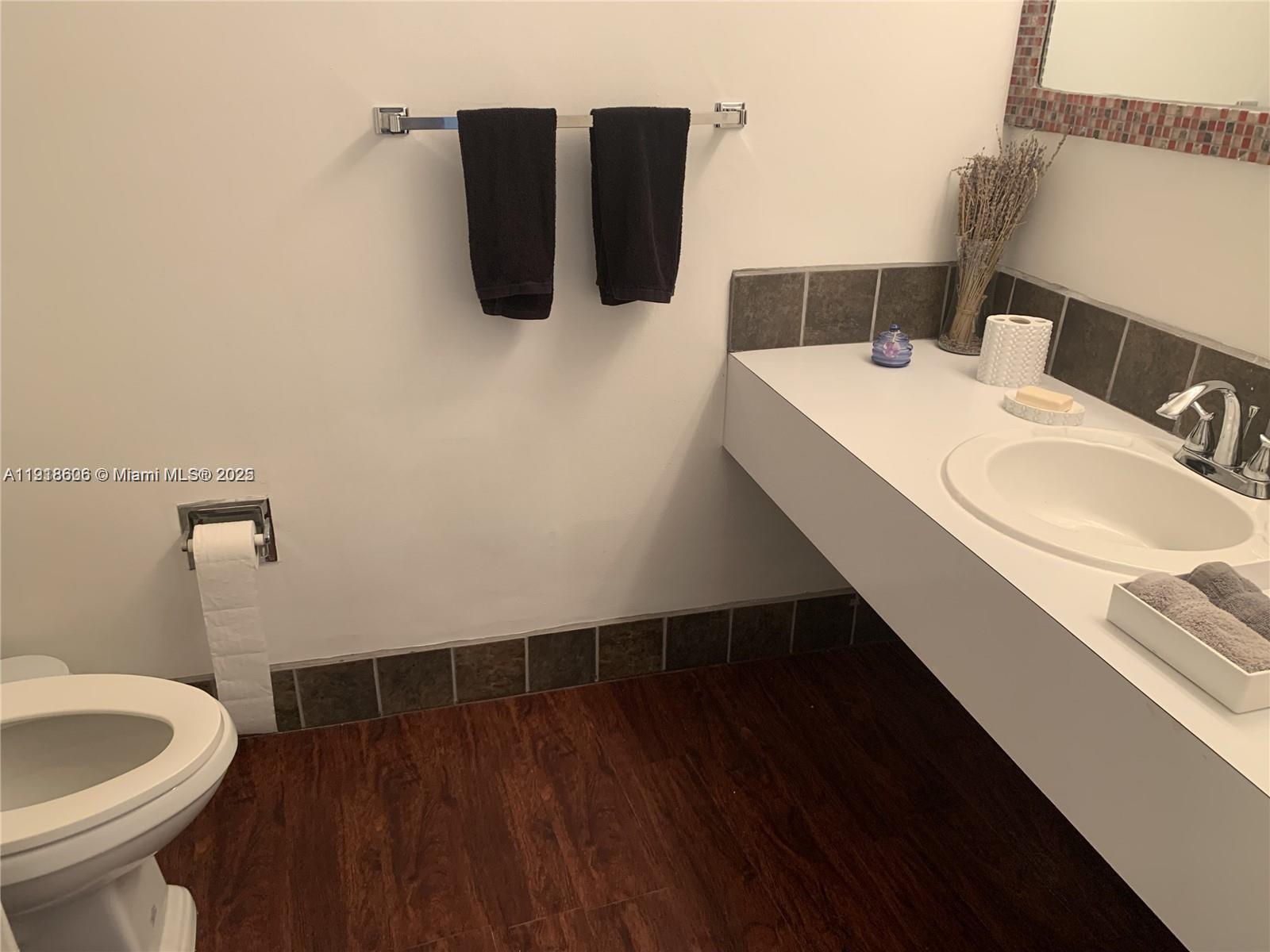 KING COLE CONDO - Residential