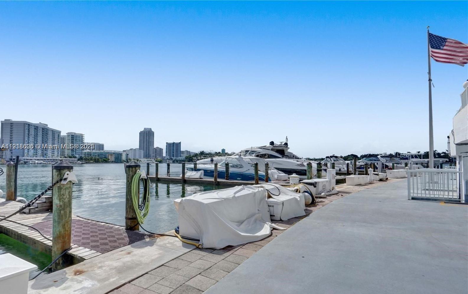 KING COLE CONDO - Residential