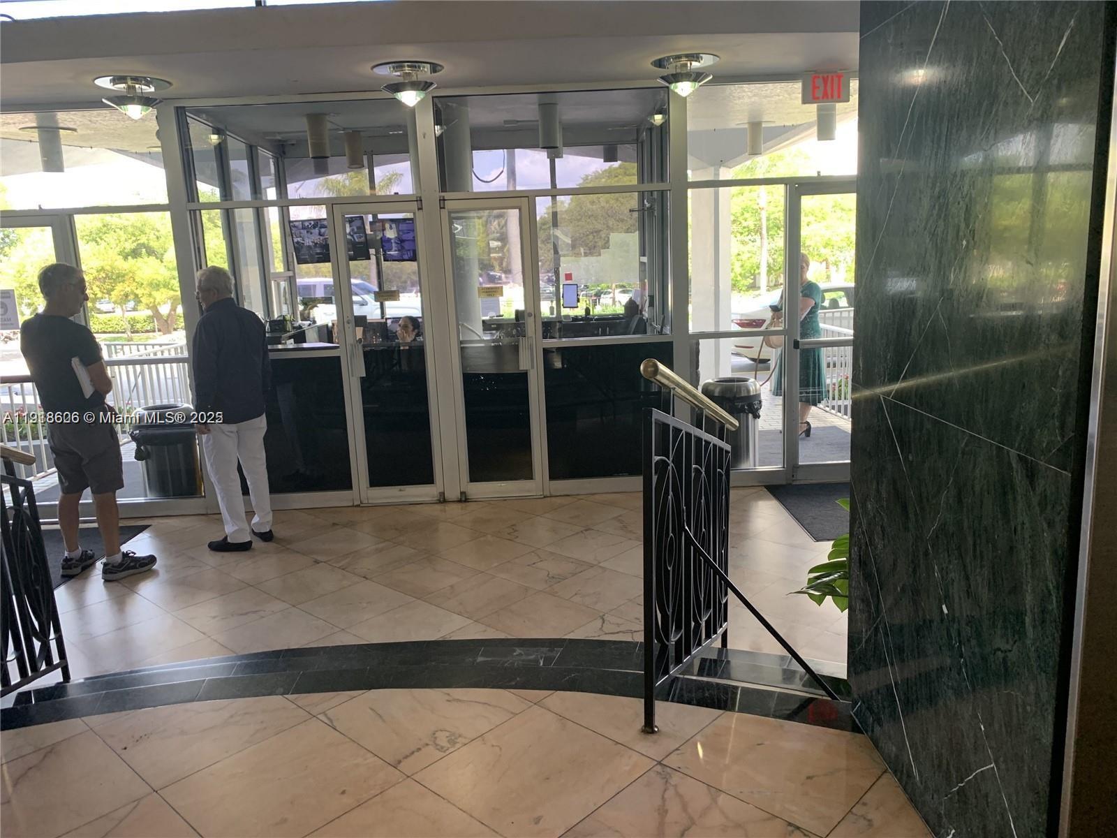 KING COLE CONDO - Residential