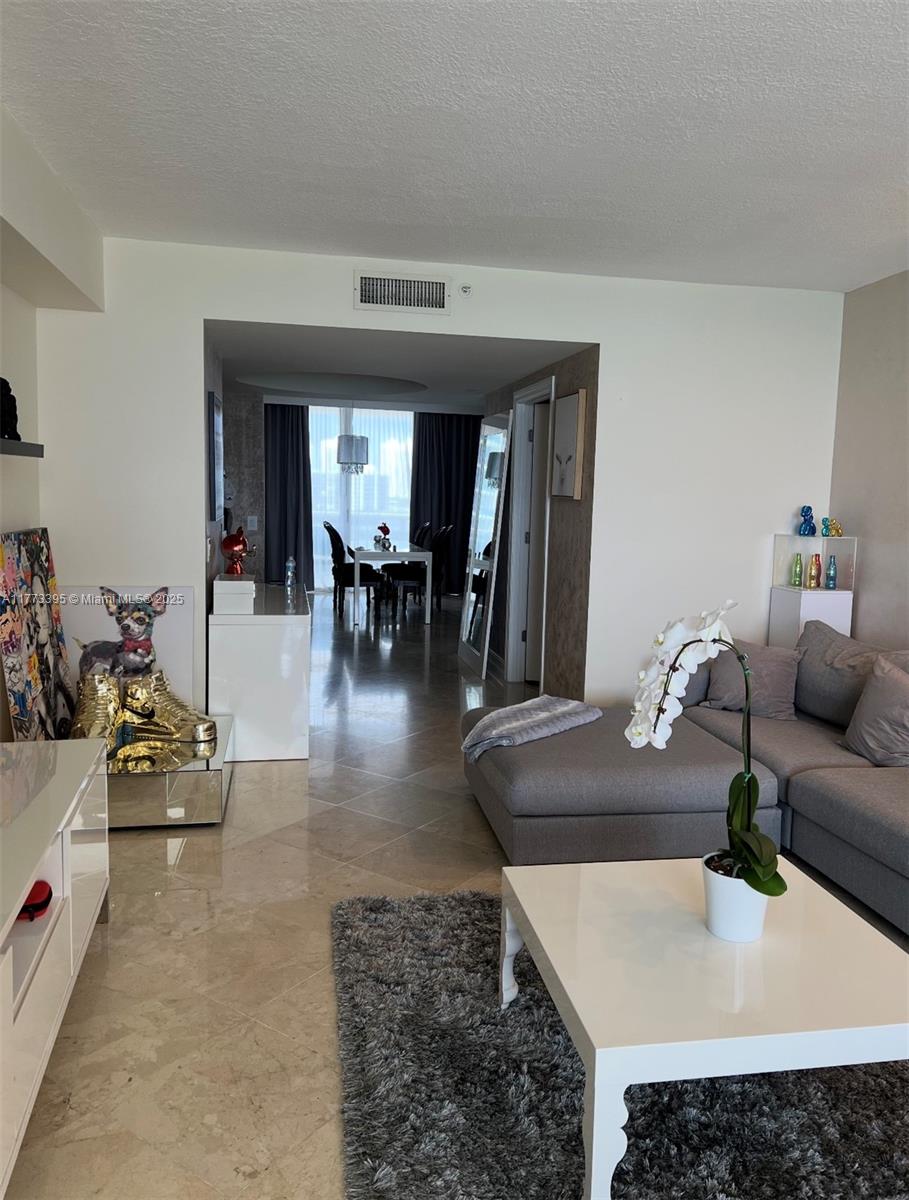 THE PINNACLE CONDO - Residential Lease