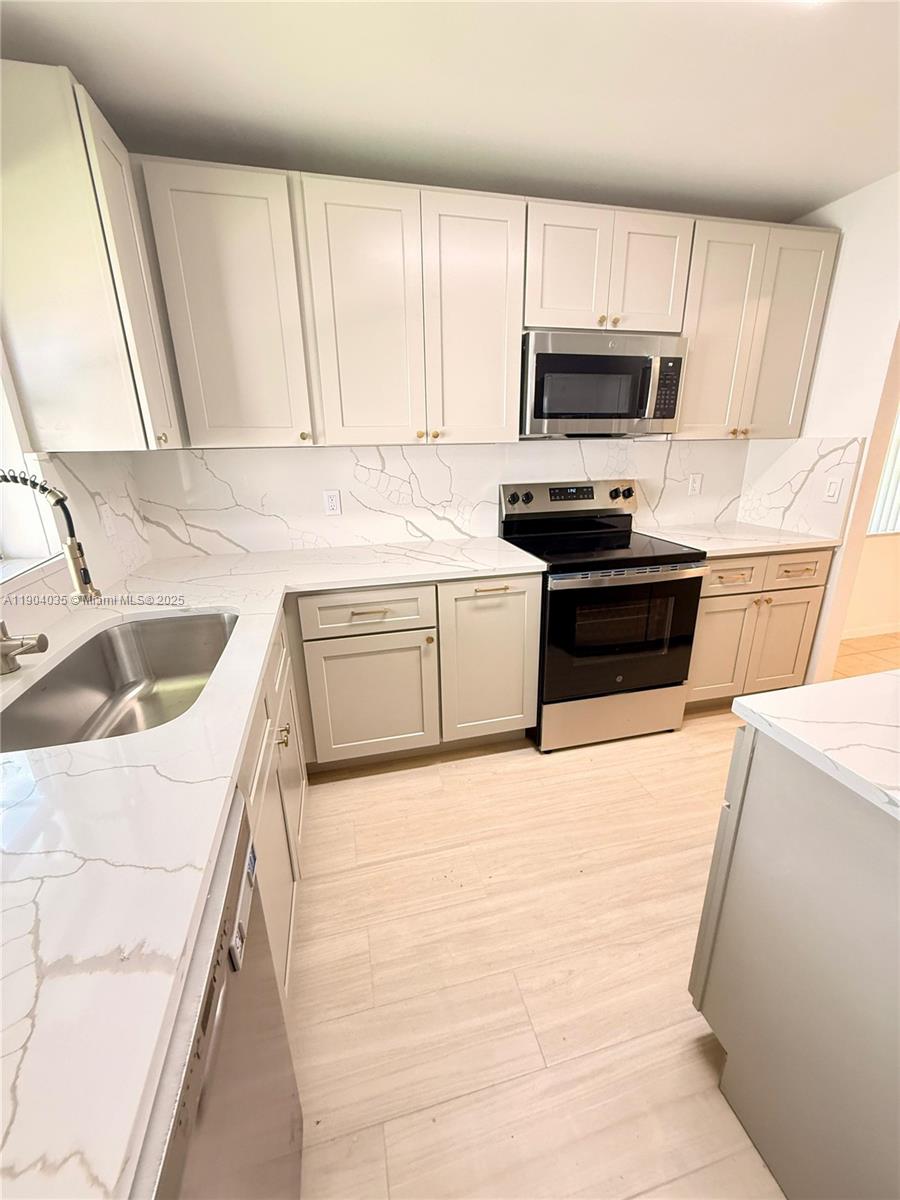 COLLINS PARC - Residential Lease