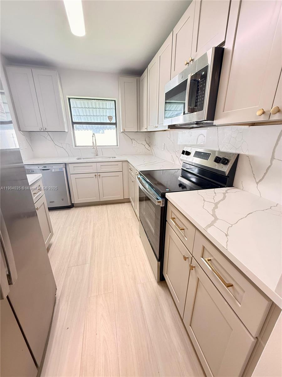 COLLINS PARC - Residential Lease