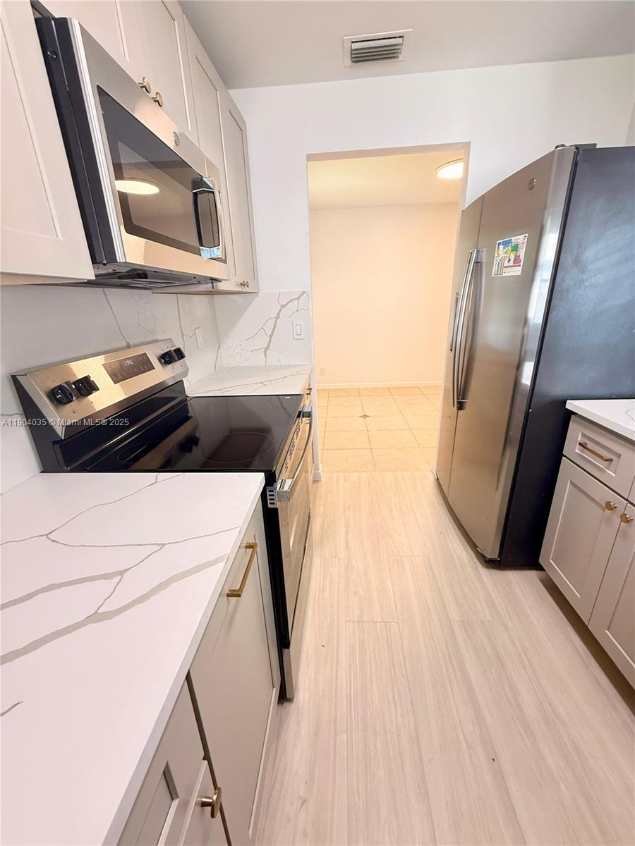 COLLINS PARC - Residential Lease