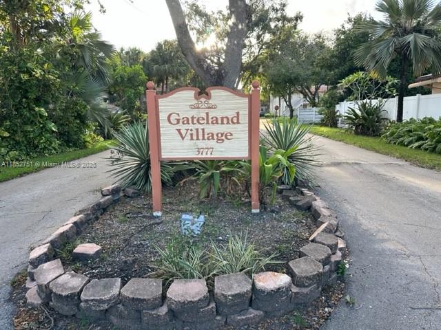BEAUTIFUL CONDO IN DESIRABLE AREA OF DAVIE, 2 BEDROOMS AND 1.5 BATHROOMS. FLOOR TILE AND VINYL. ONE CAR PARKING SPACE ASSIGNED AND PLENTY OF GUEST PARKING. ACROSS THE COMMUNITY WITH POOL. CLOSE TO GREAT SCHOOLS, RESTAURANT, AND SHOPPING CENTER.