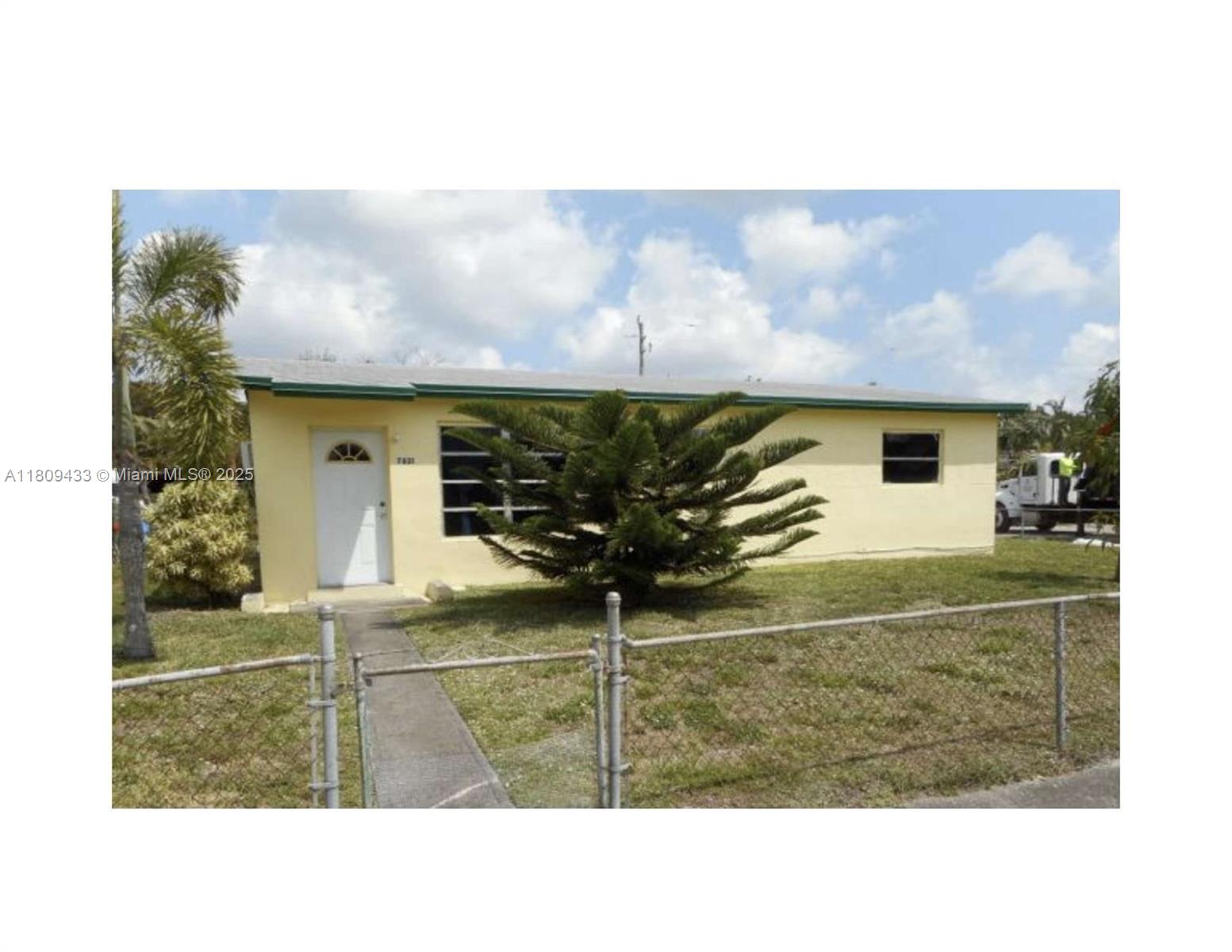 7821 Nw 30 Street, Davie, Broward County, Florida - 3 Bedrooms  
2 Bathrooms - 