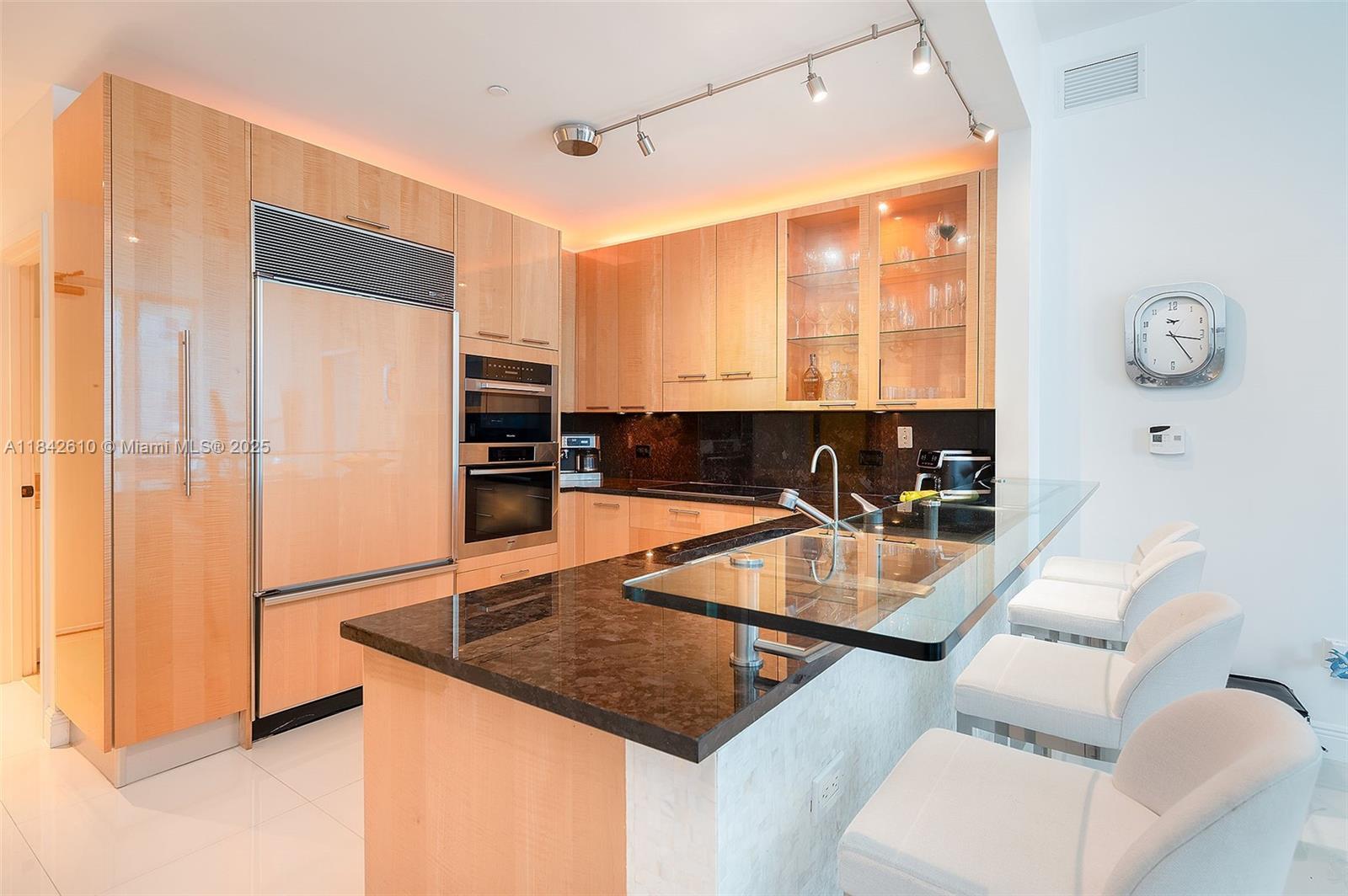 6799 Collins Ave 510, Miami Beach, FL, 33141/$949,000 4 6799 Collins Ave 510