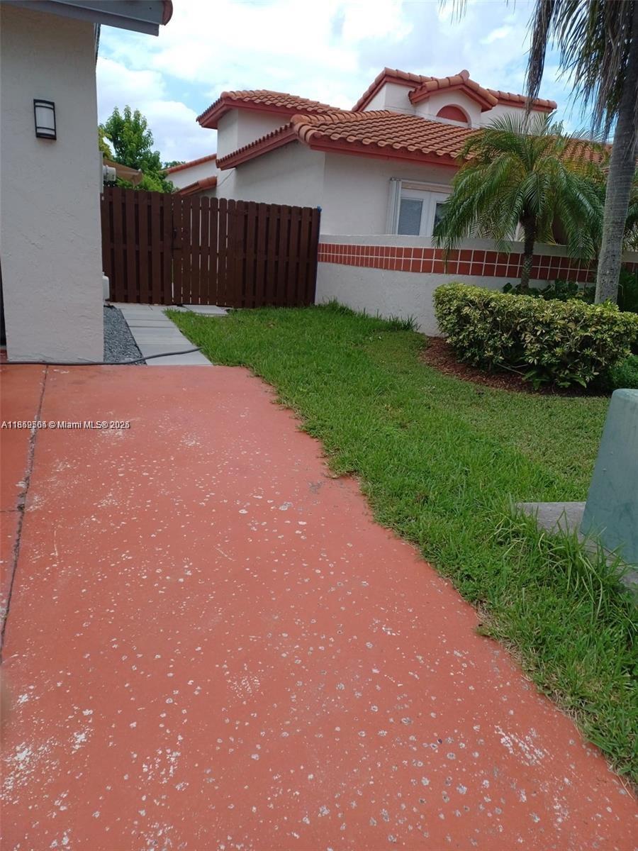 Remodeled 1/1 bath studio with large bathroom & everything included ! Water & electricity included in rent ,ONLY 1 o 2 persons max($1650) Washer and dryer inside. Available October 15, 2025.