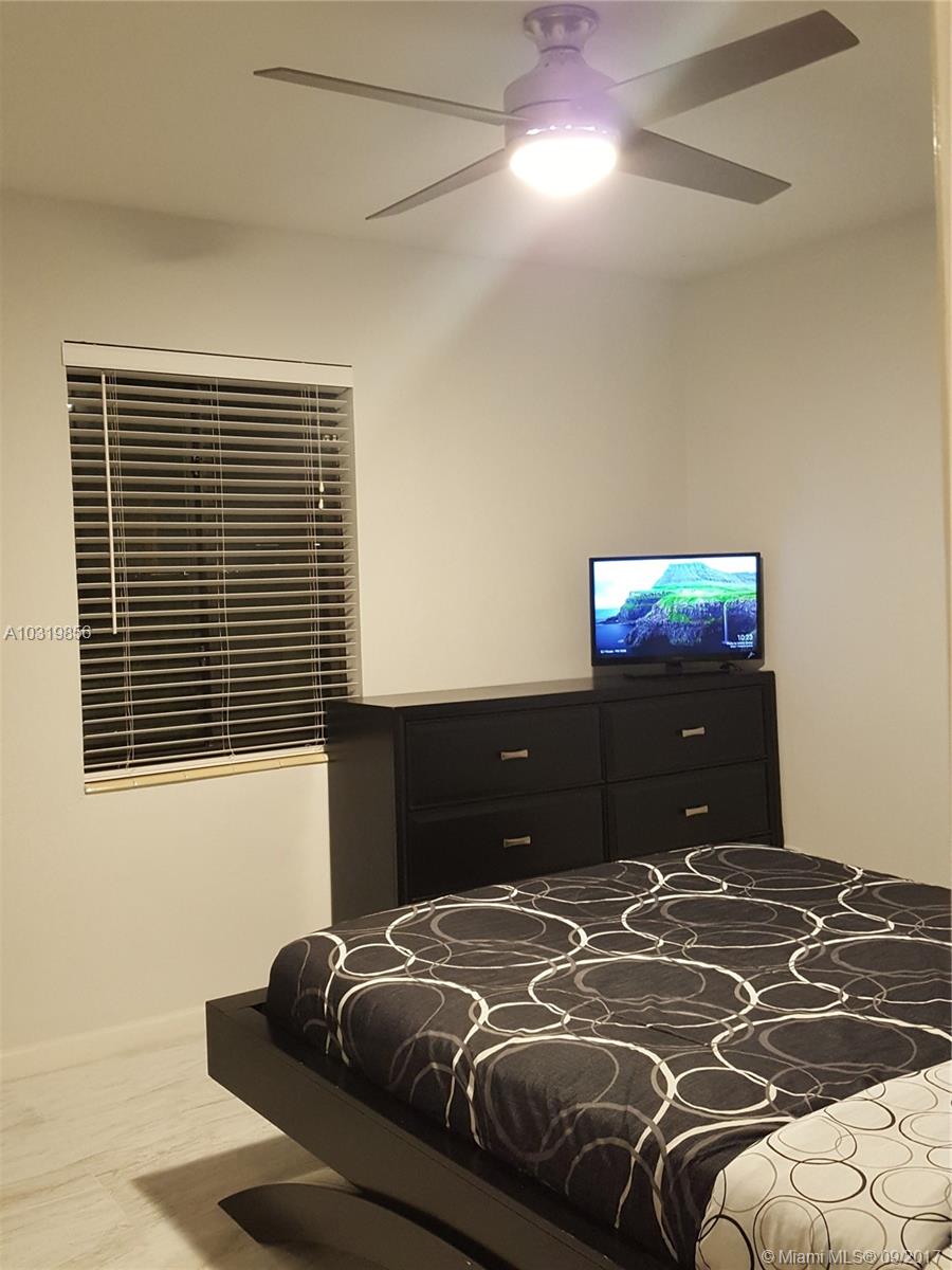 HOLLYWOOD LITTLE RANCHES - Residential