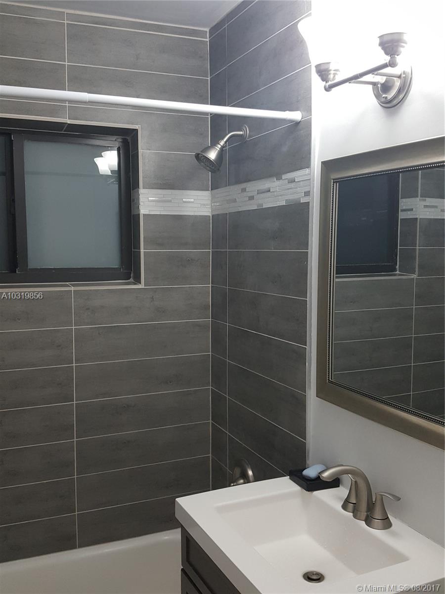 HOLLYWOOD LITTLE RANCHES - Residential